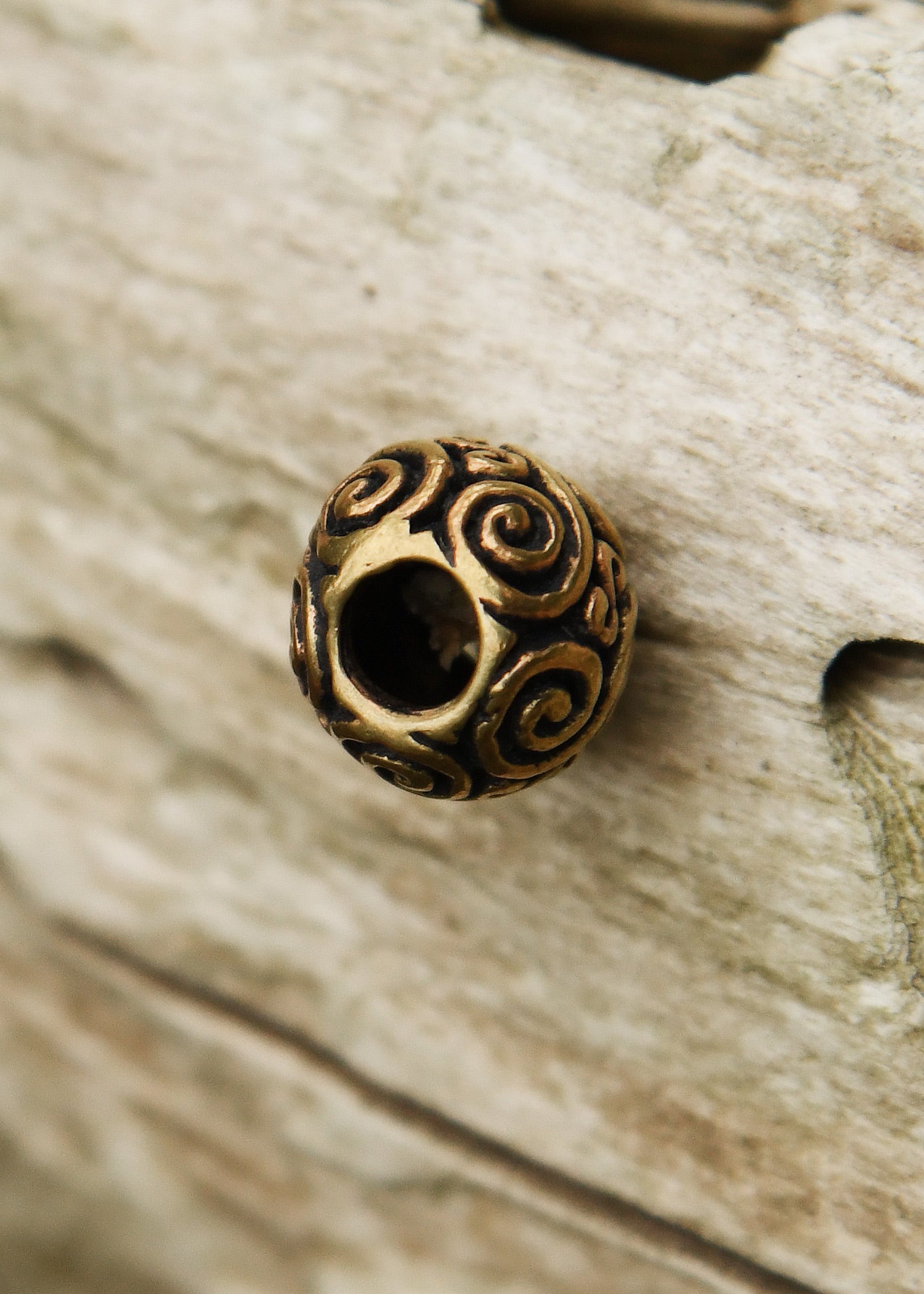 Imagen única de: Cuenta Redonda Para Barba Y Cuenta Para Rizos Con Espirales Dobles De Bronce