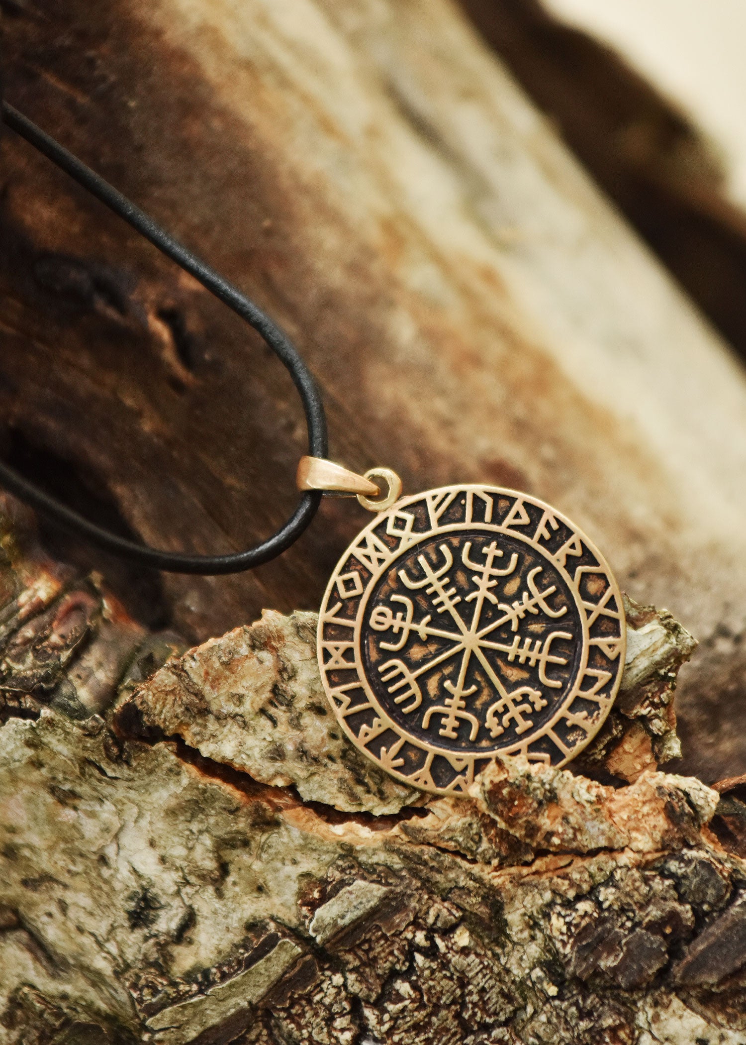 Imagen única de: Colgante De Bronce, Vegvísir