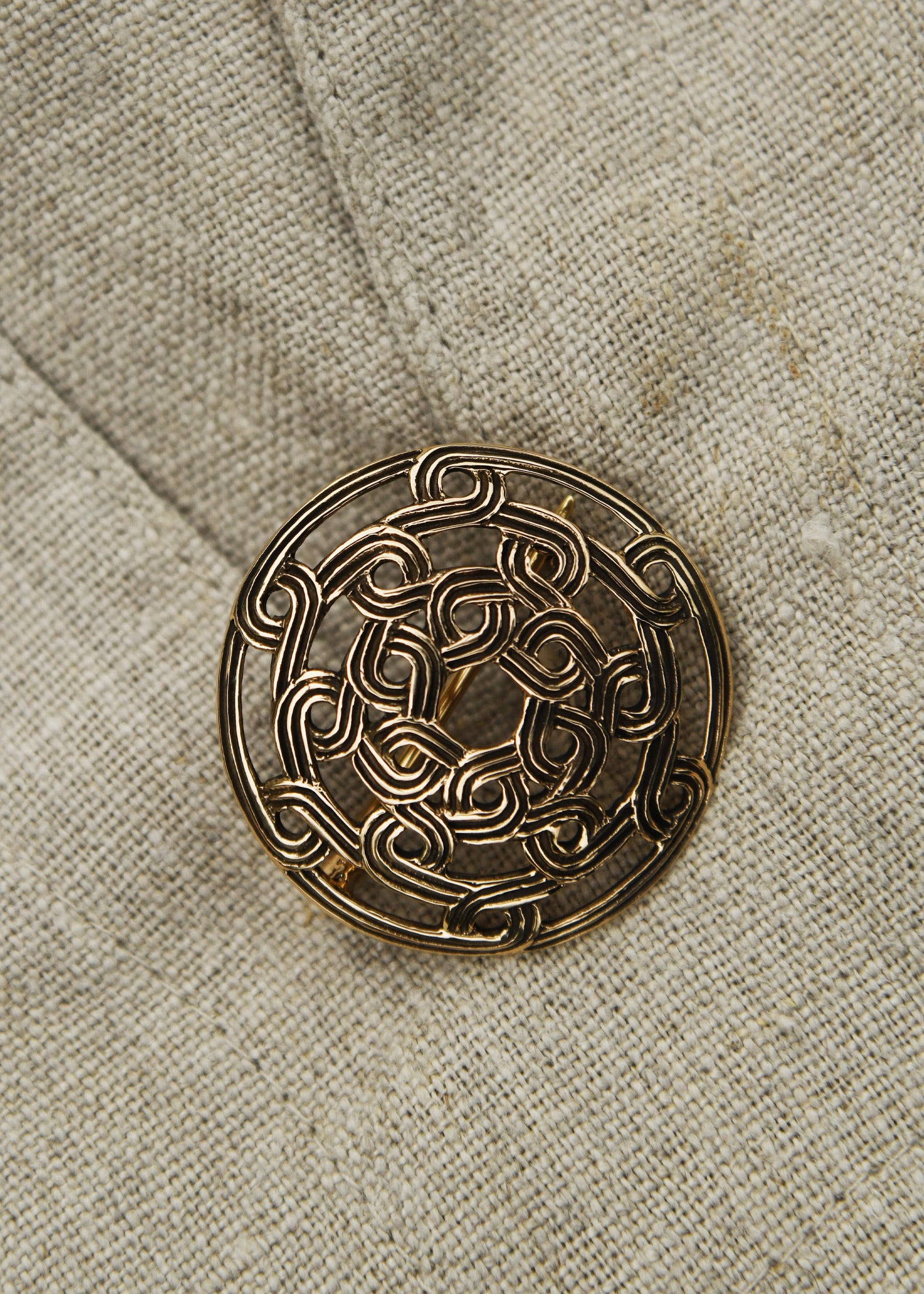 Imagen única de: Peroné Vikingo Con Patrón De Nudos De Bronce