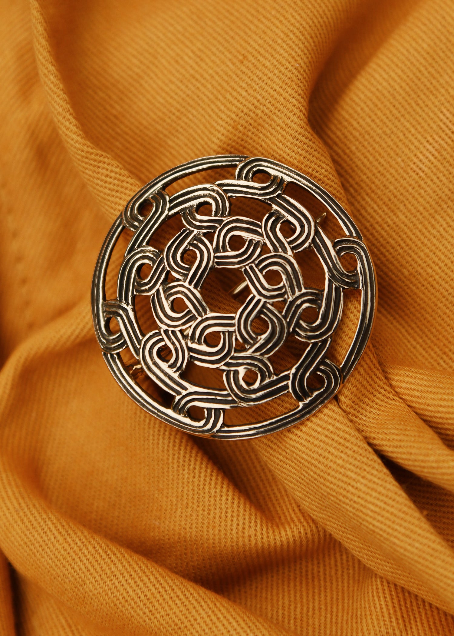 Imagen única de: Peroné Vikingo Con Patrón De Nudos De Bronce