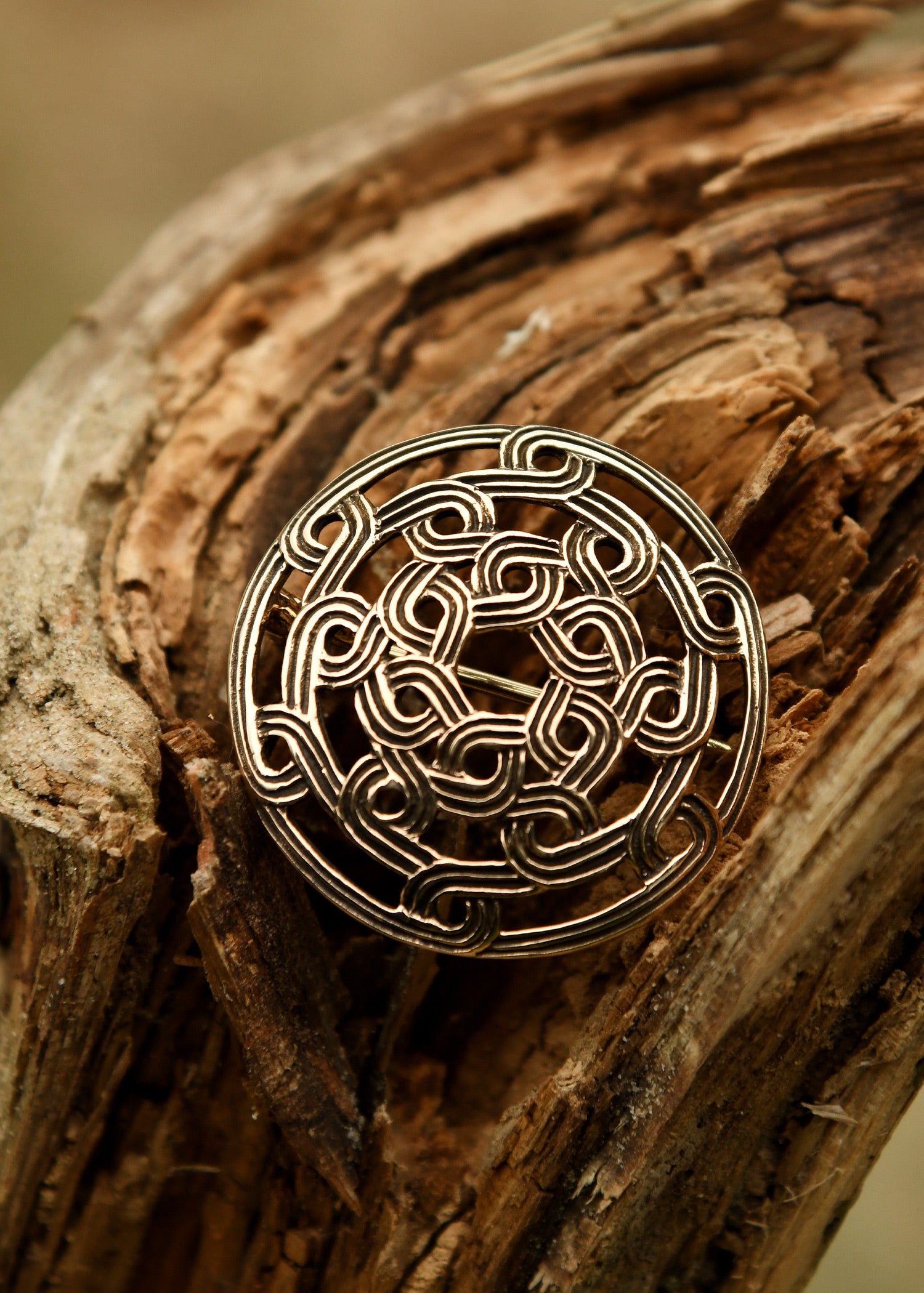 Imagen única de: Peroné Vikingo Con Patrón De Nudos De Bronce