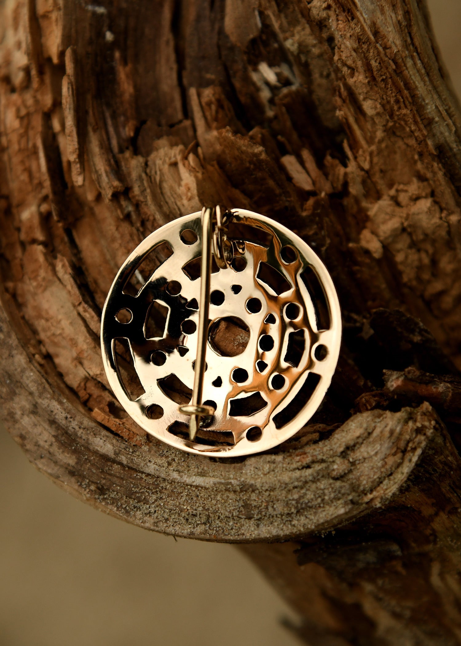 Imagen única de: Peroné Vikingo Con Patrón De Nudos De Bronce