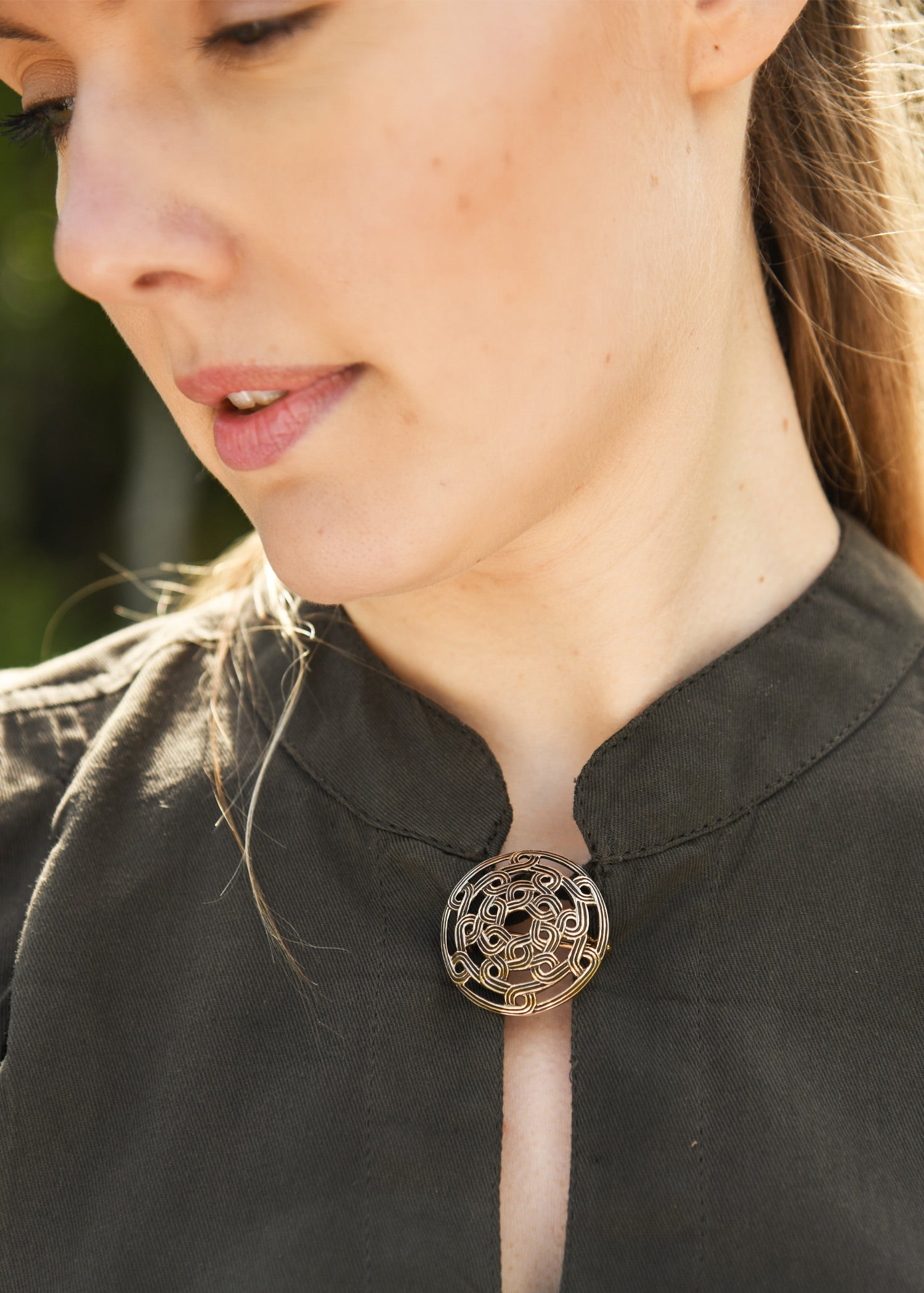 Imagen única de: Peroné Vikingo Con Patrón De Nudos De Bronce