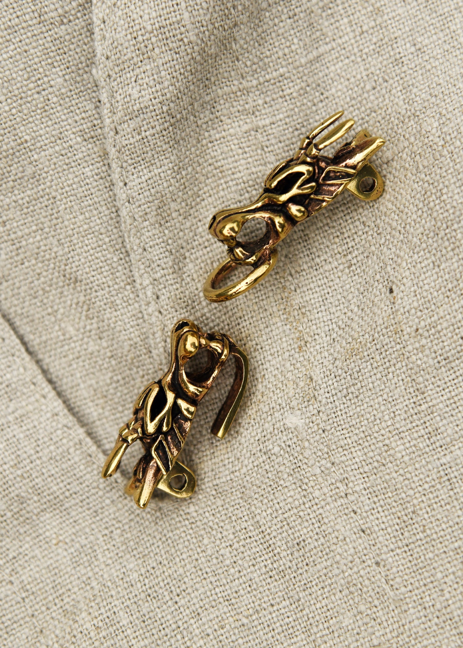 Imagen única de: Broche De Túnica Vikinga Con Cabezas De Dragón De Bronce