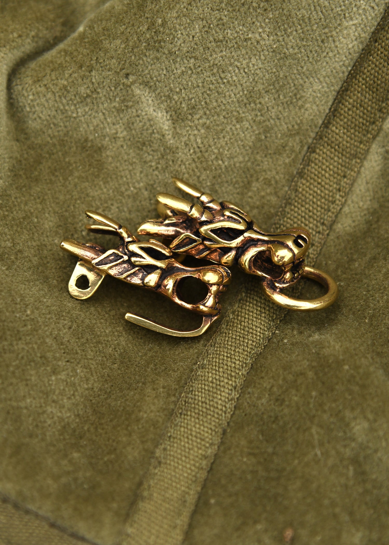 Imagen única de: Broche De Túnica Vikinga Con Cabezas De Dragón De Bronce