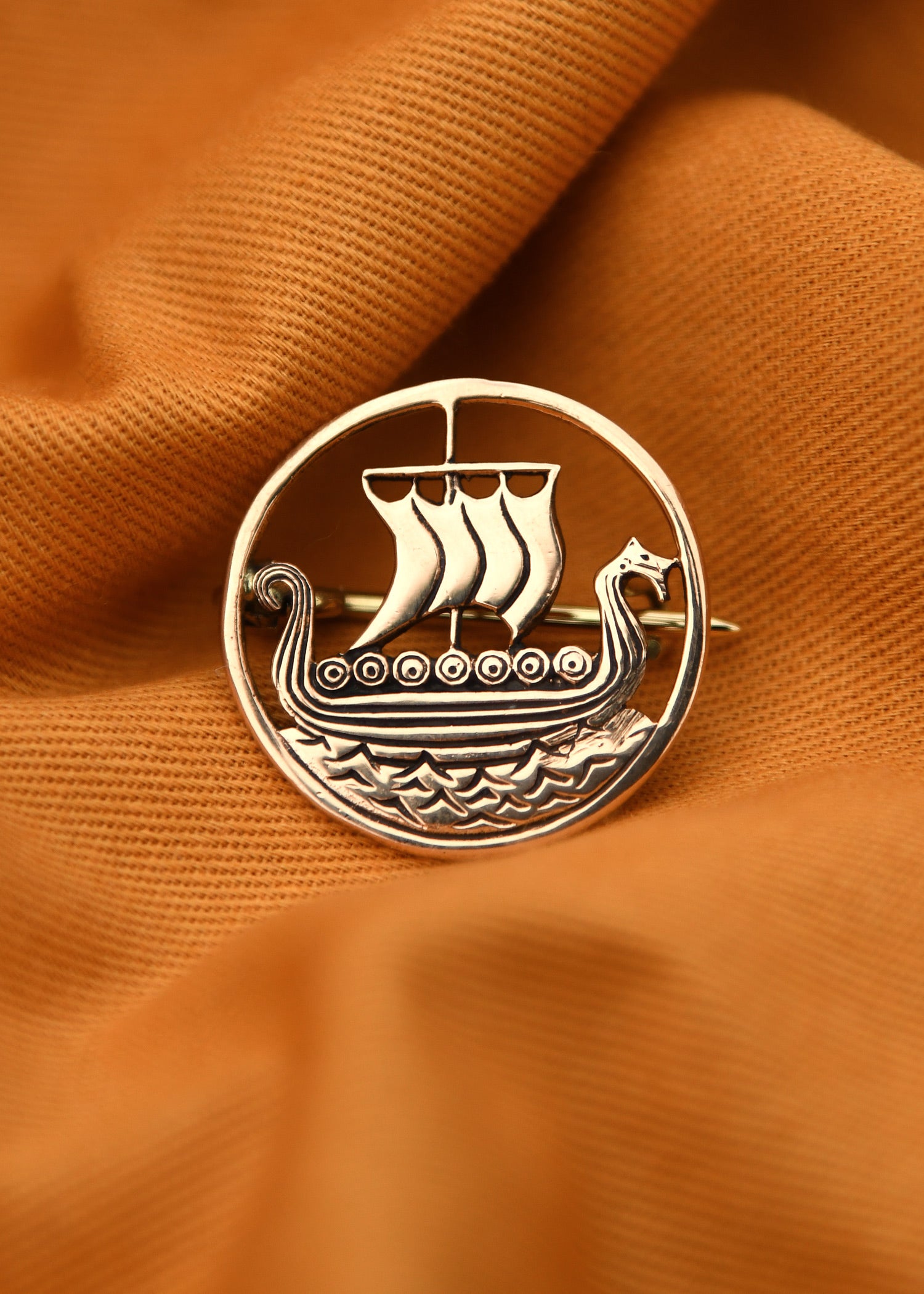 Imagen única de: Broche Vikingo Con Barco Dragón, De Bronce