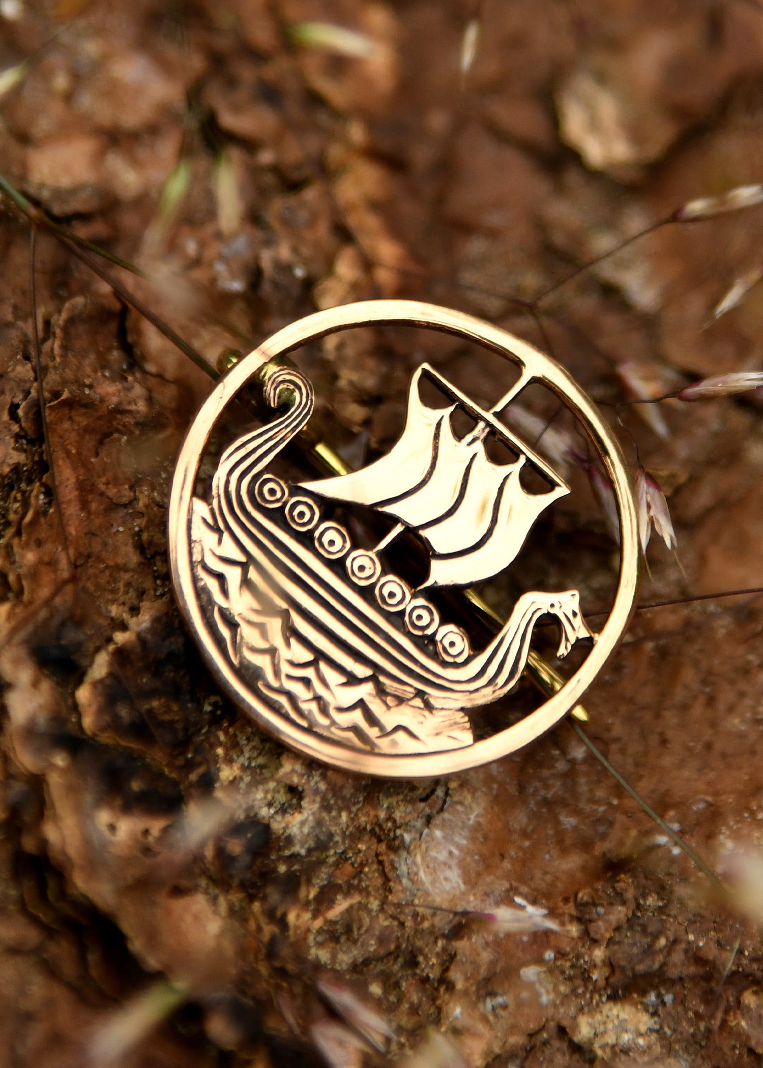 Imagen única de: Broche Vikingo Con Barco Dragón, De Bronce