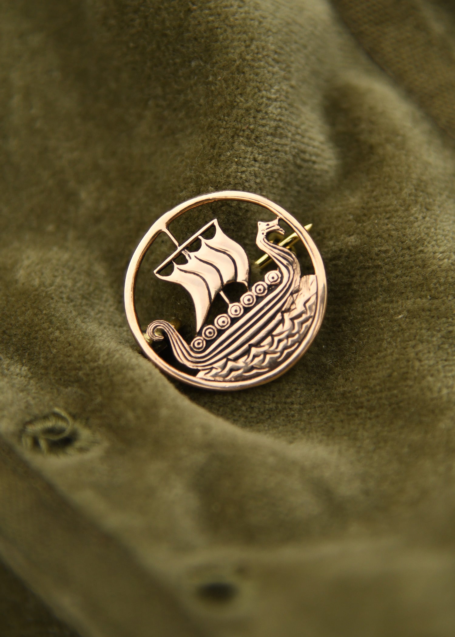 Imagen única de: Broche Vikingo Con Barco Dragón, De Bronce