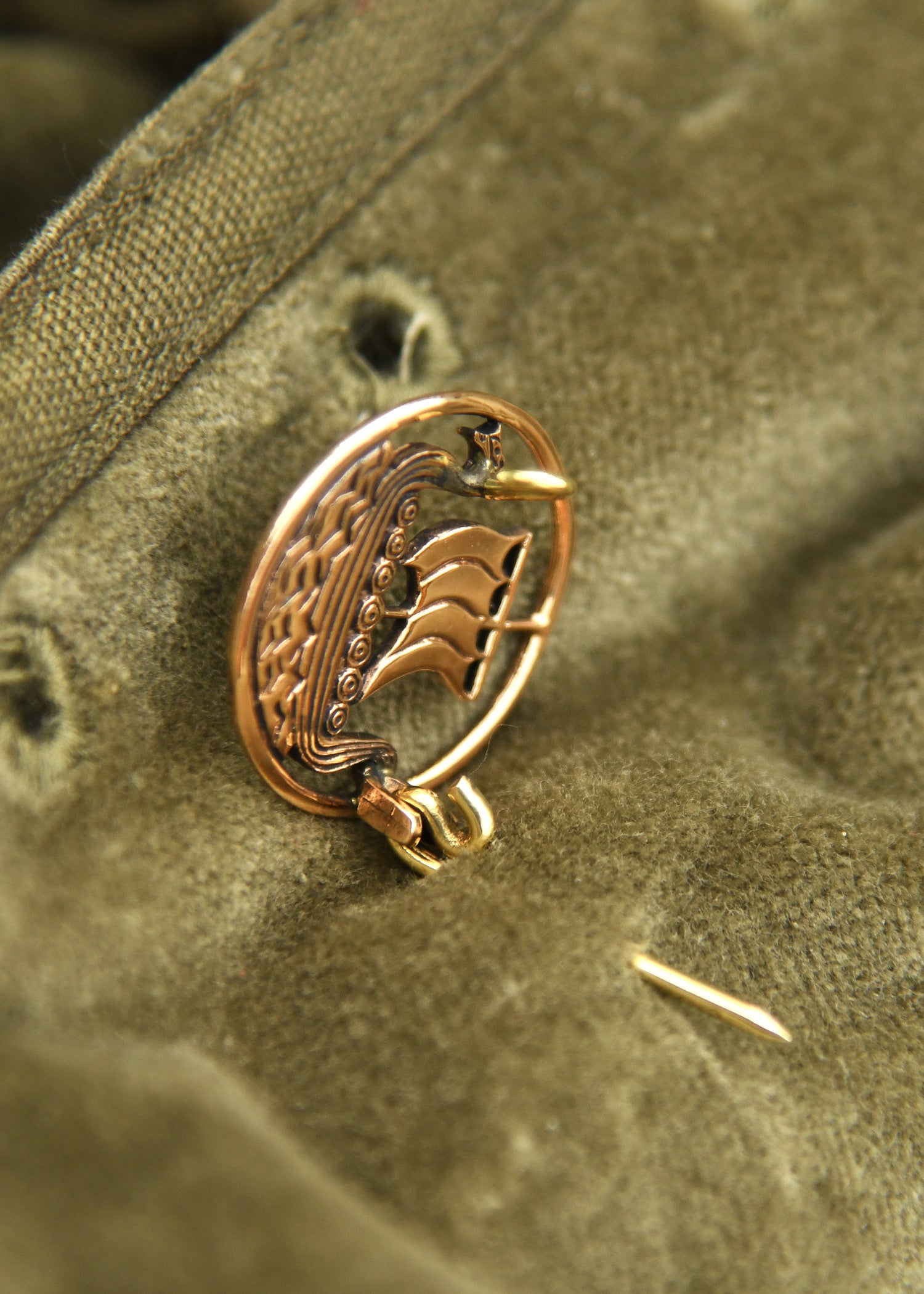 Imagen única de: Broche Vikingo Con Barco Dragón, De Bronce