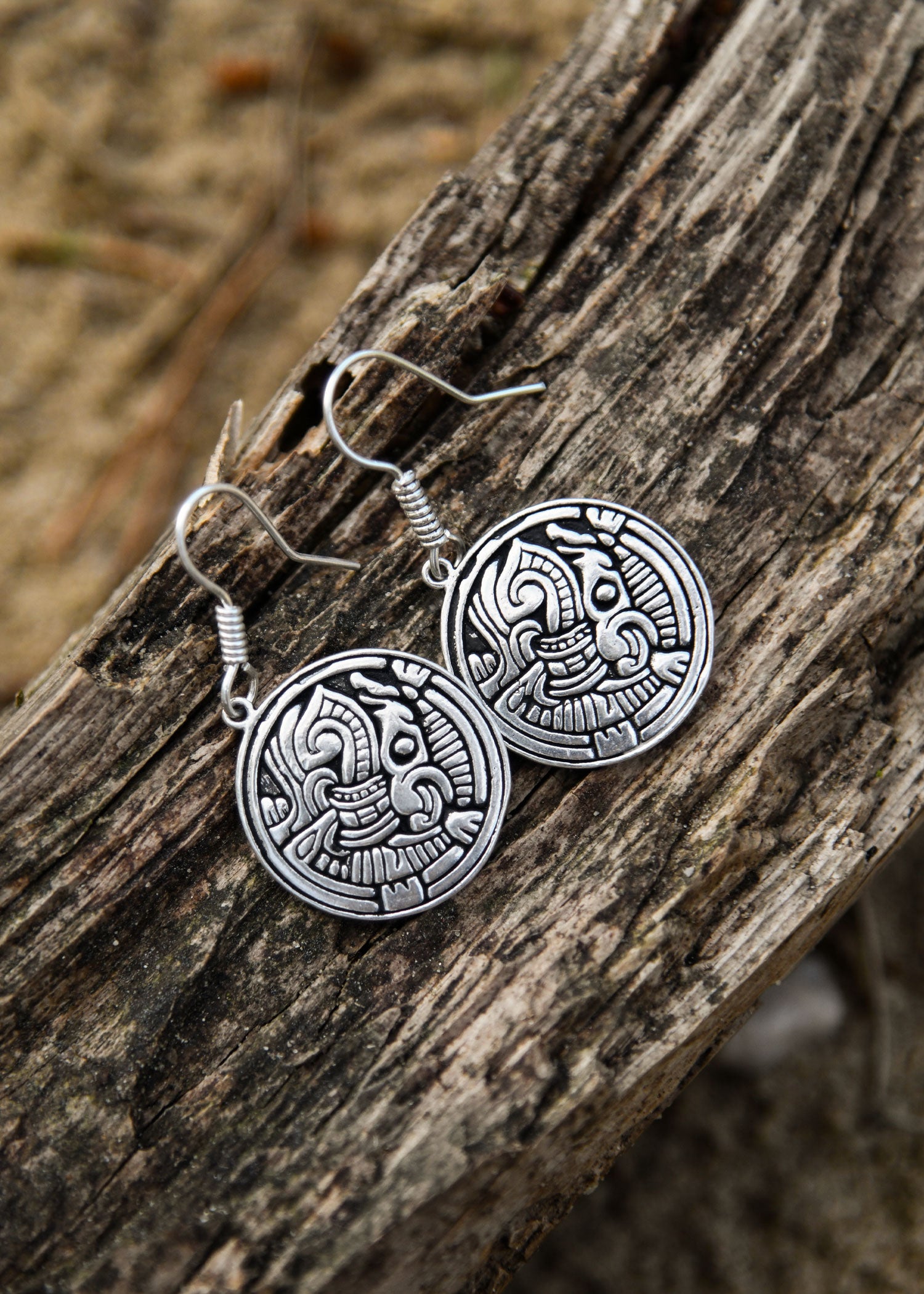 Imagen única de: Pendientes Vikingos Con Apasionante Motivo Animal, Par, Latón Plateado