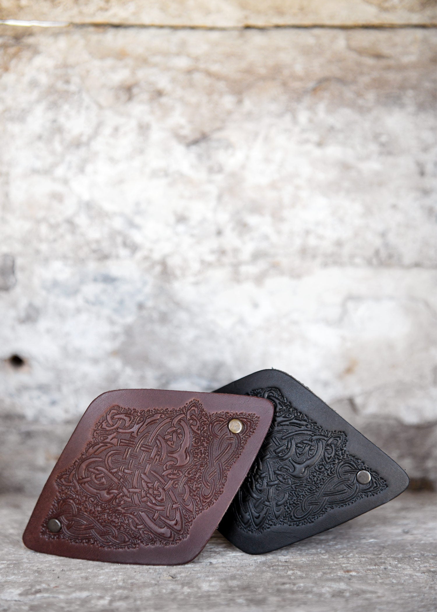 Imagen única de: Pasador Pequeño De Cuero Con Motivo Celta Y Clip De Metal