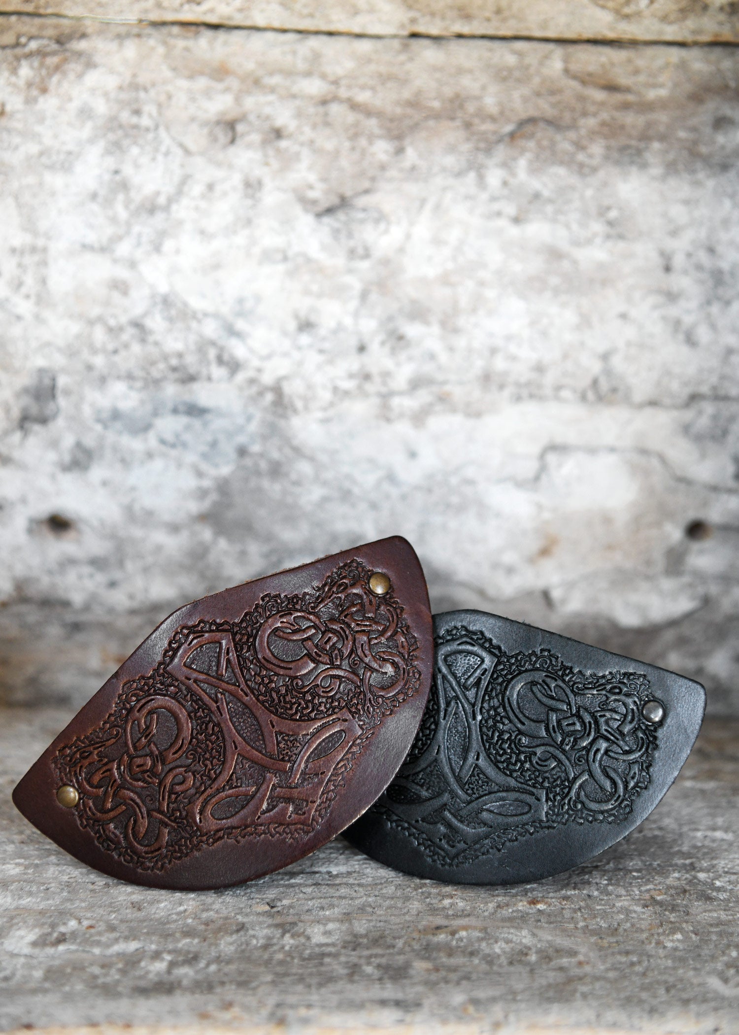 Imagen única de: Pasador De Pelo De Cuero Con Relieve Del Martillo De Thor Y Clip De Metal