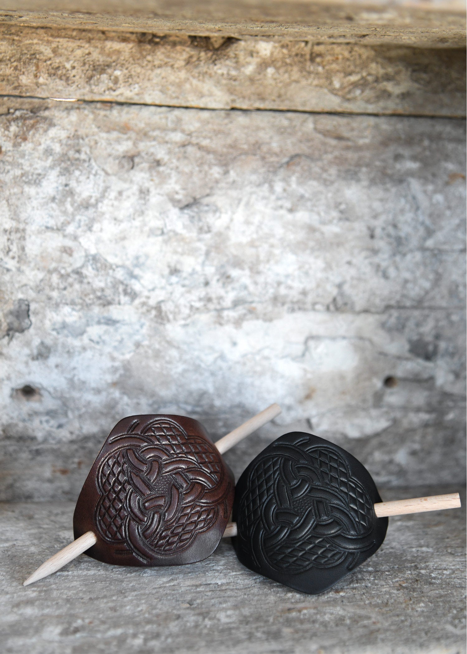 Imagen única de: Pasador Pequeño De Cuero Anudado Y Pasador De Madera