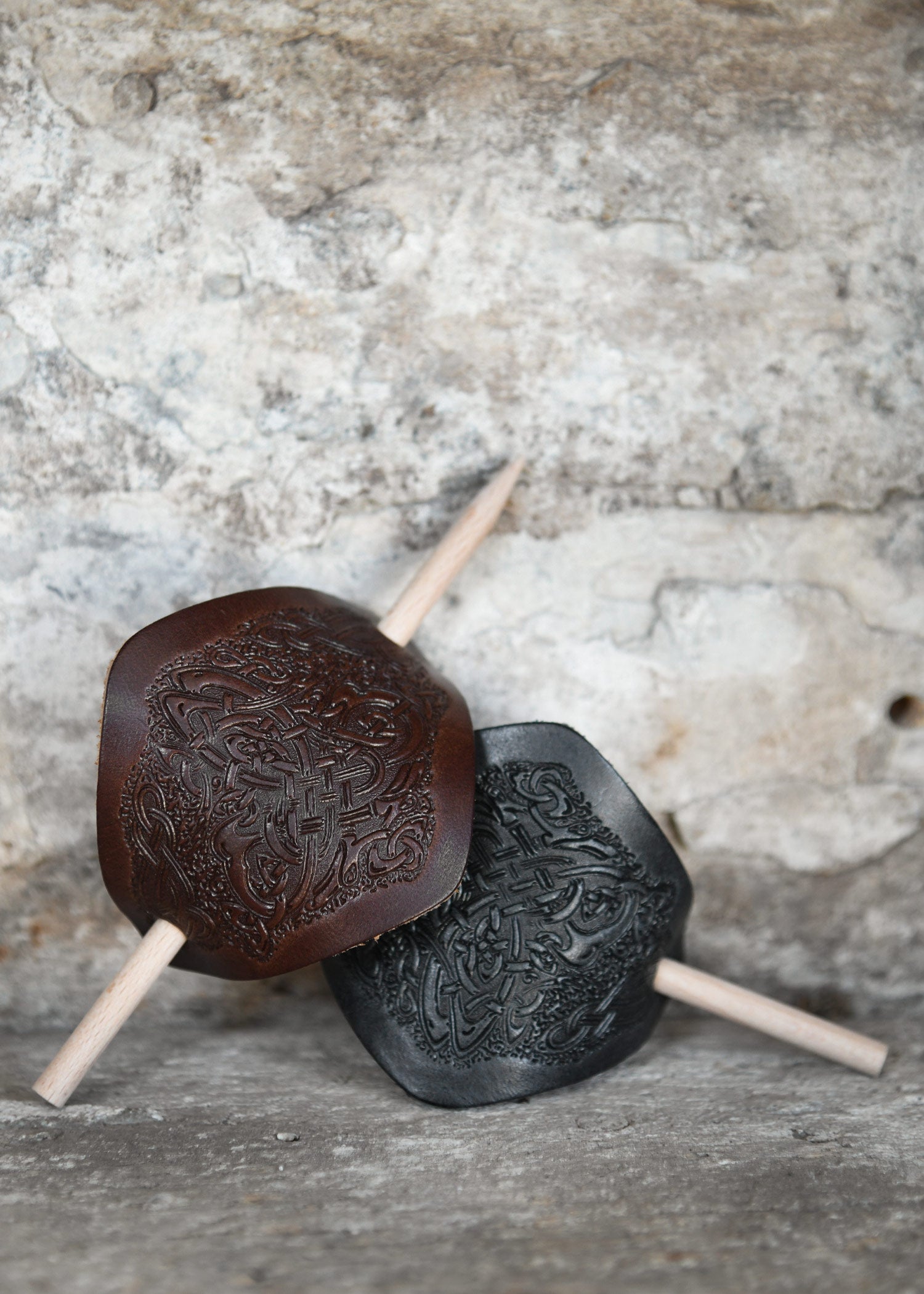 Imagen única de: Pasador De Pelo Pequeño De Cuero Con Motivo Celta Y Pasador De Madera