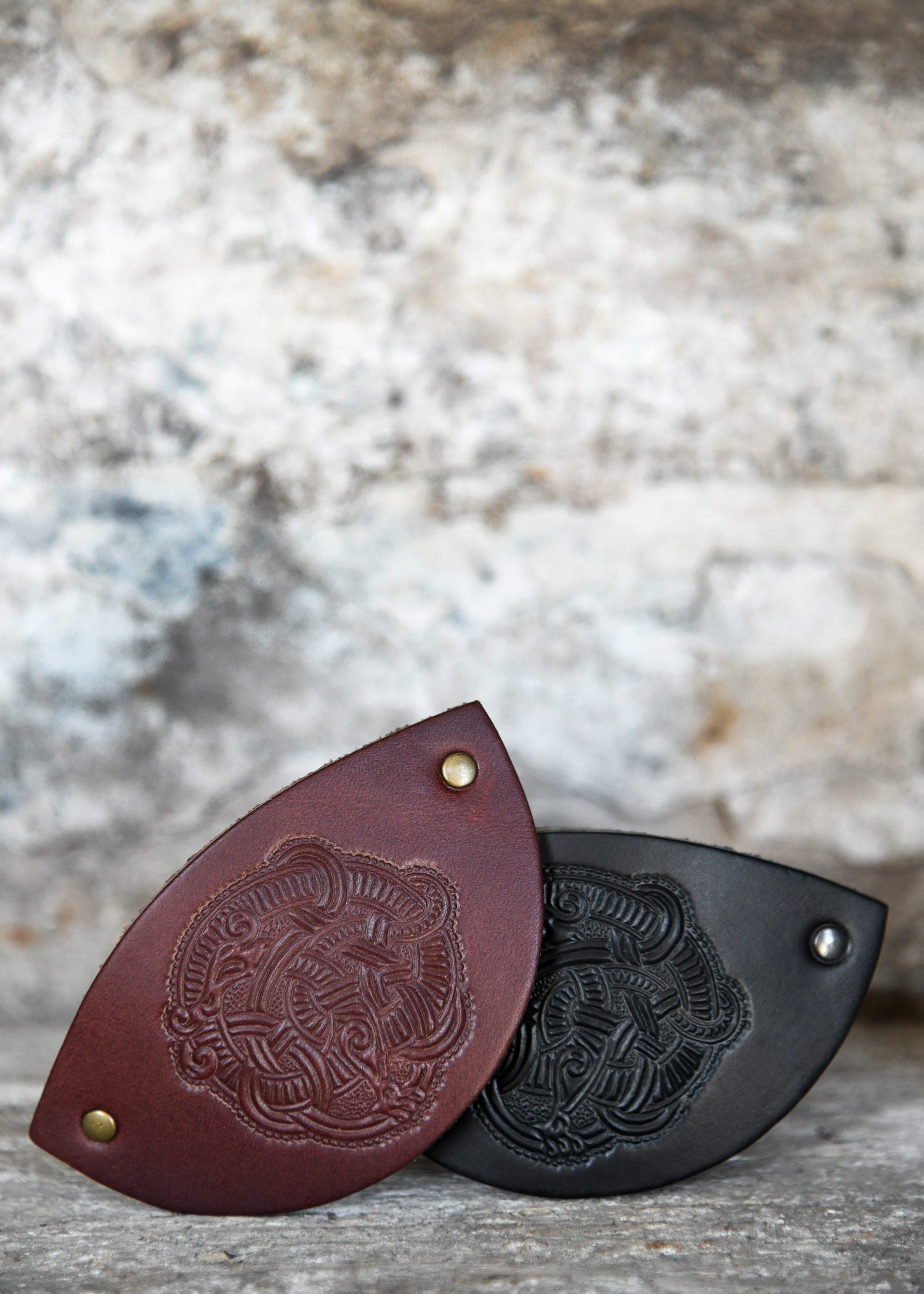 Imagen única de: Pasador Pequeño De Cuero Con Motivo Vikingo Y Clip De Metal