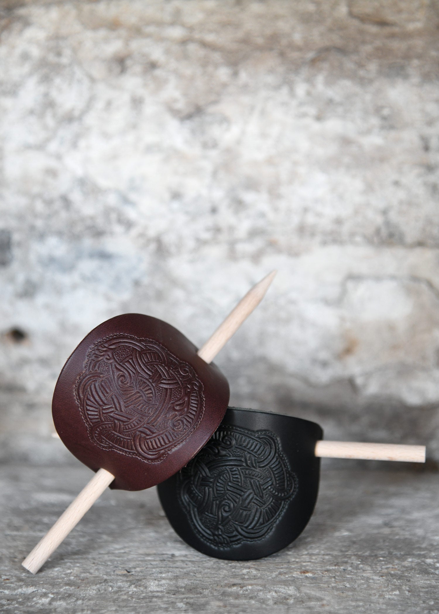 Imagen única de: Pasador De Pelo Pequeño De Cuero Con Motivo Vikingo Y Alfiler De Madera