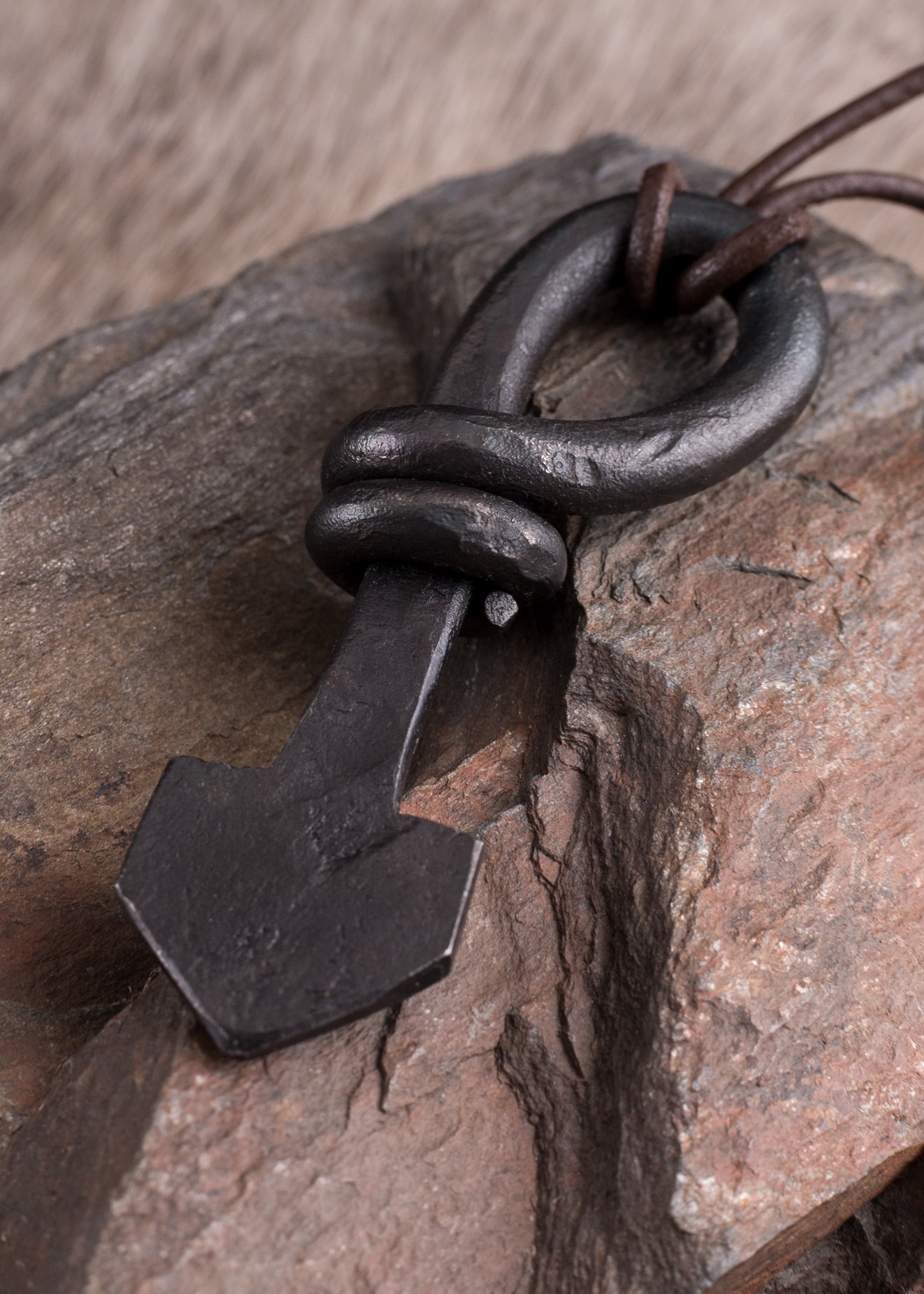 Imagen única de: Martillo De Thor De Hierro, Puntiagudo, Forjado A Mano.