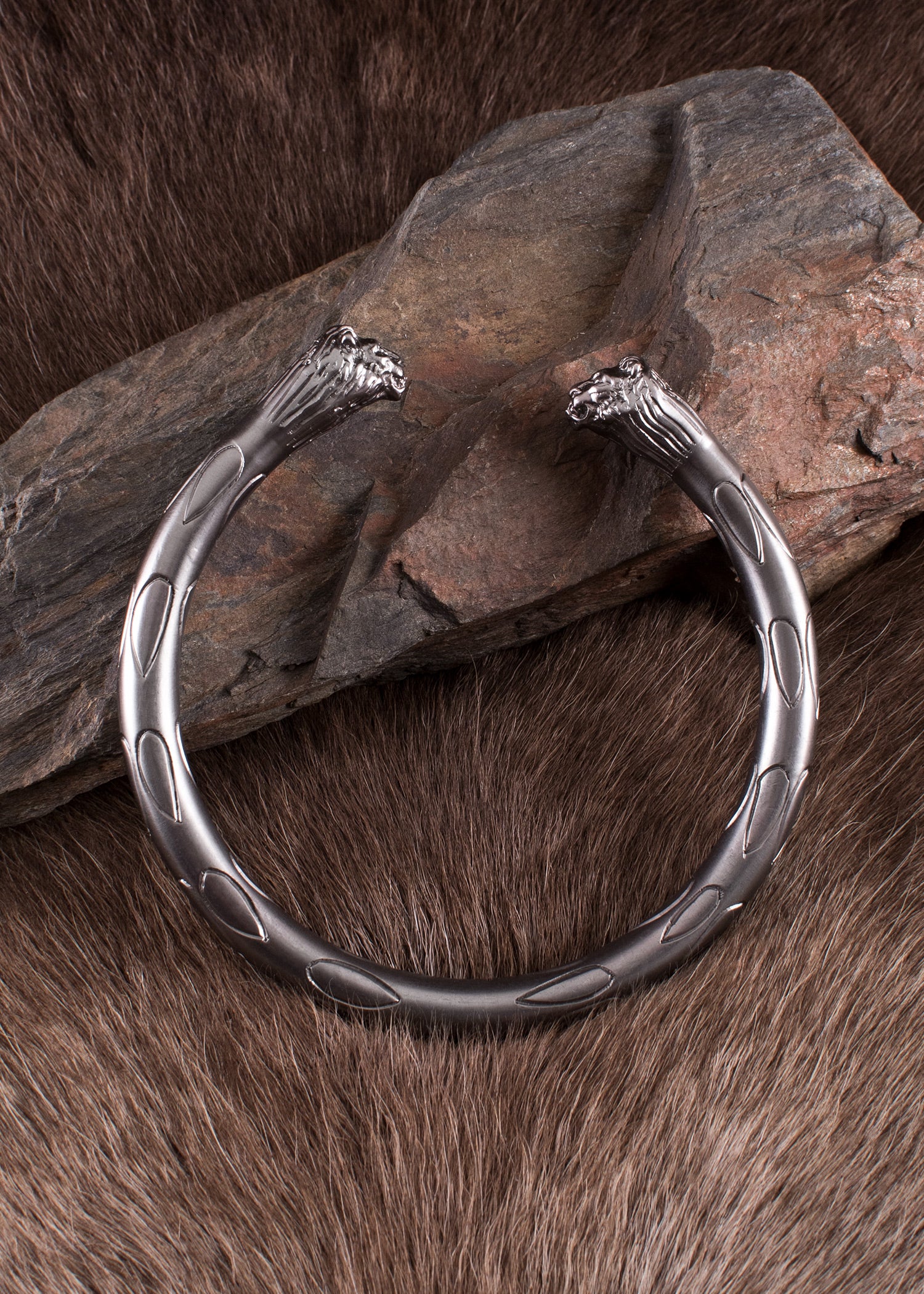 Imagen única de: Torques Romanos Con Cabeza De León, Latón Estañado, Par