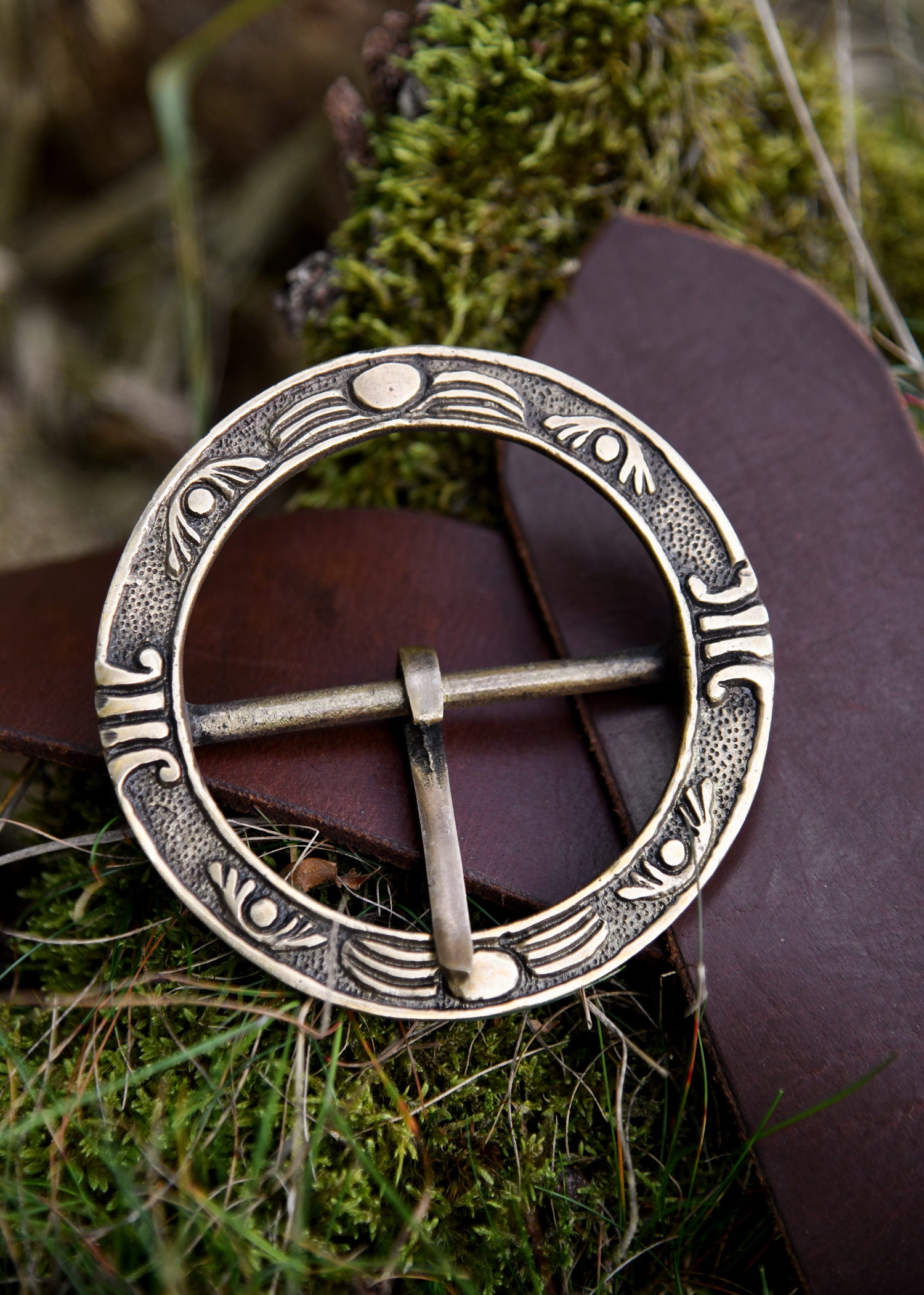 Imagen única de: Hebilla De Cinturón Medieval Redonda Grande Fabricada En Latón.