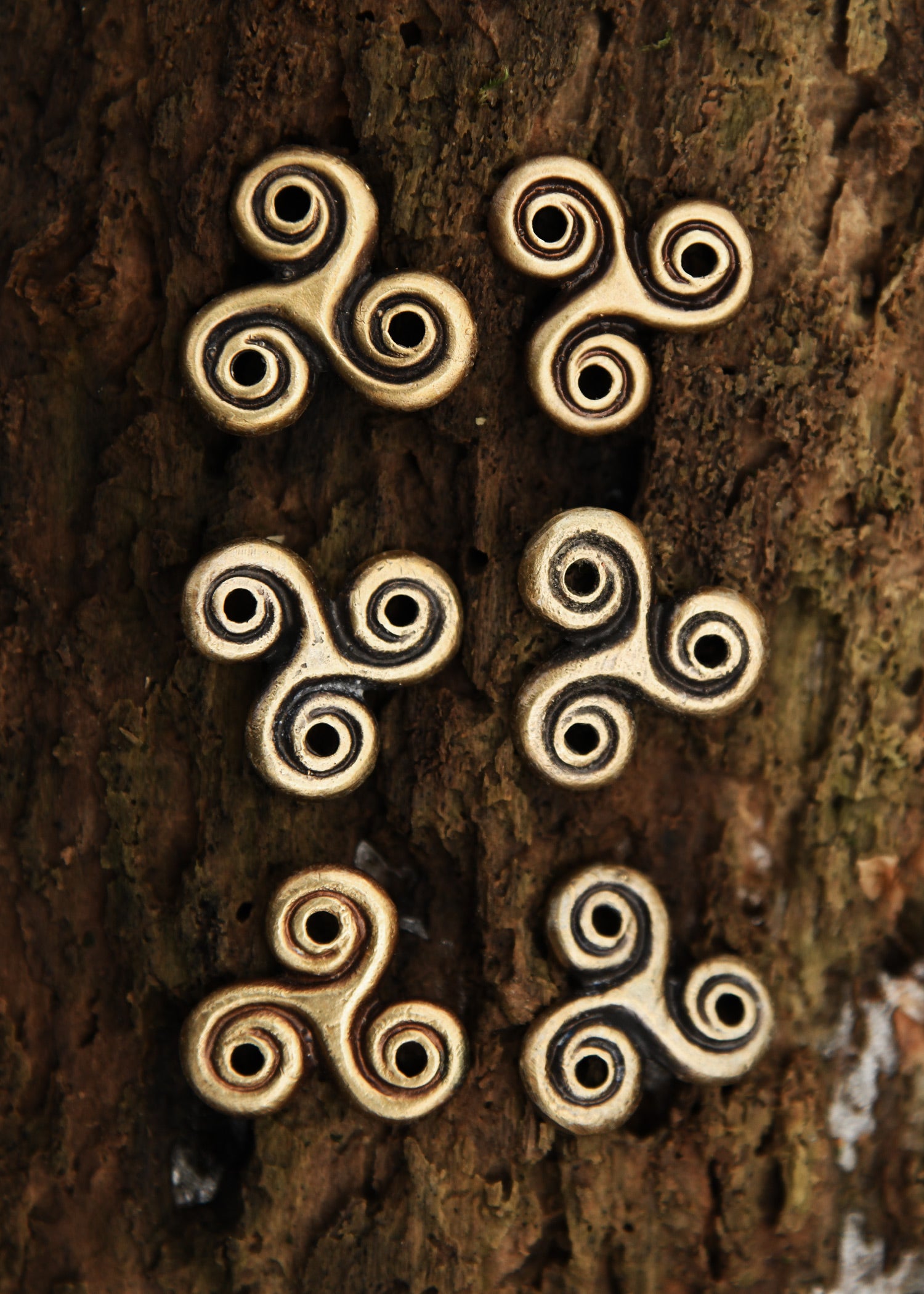 Imagen única de: Pequeños Accesorios De Triskele Celta De Latón Para Proyectos De Bricolaje (Paquete De 6)