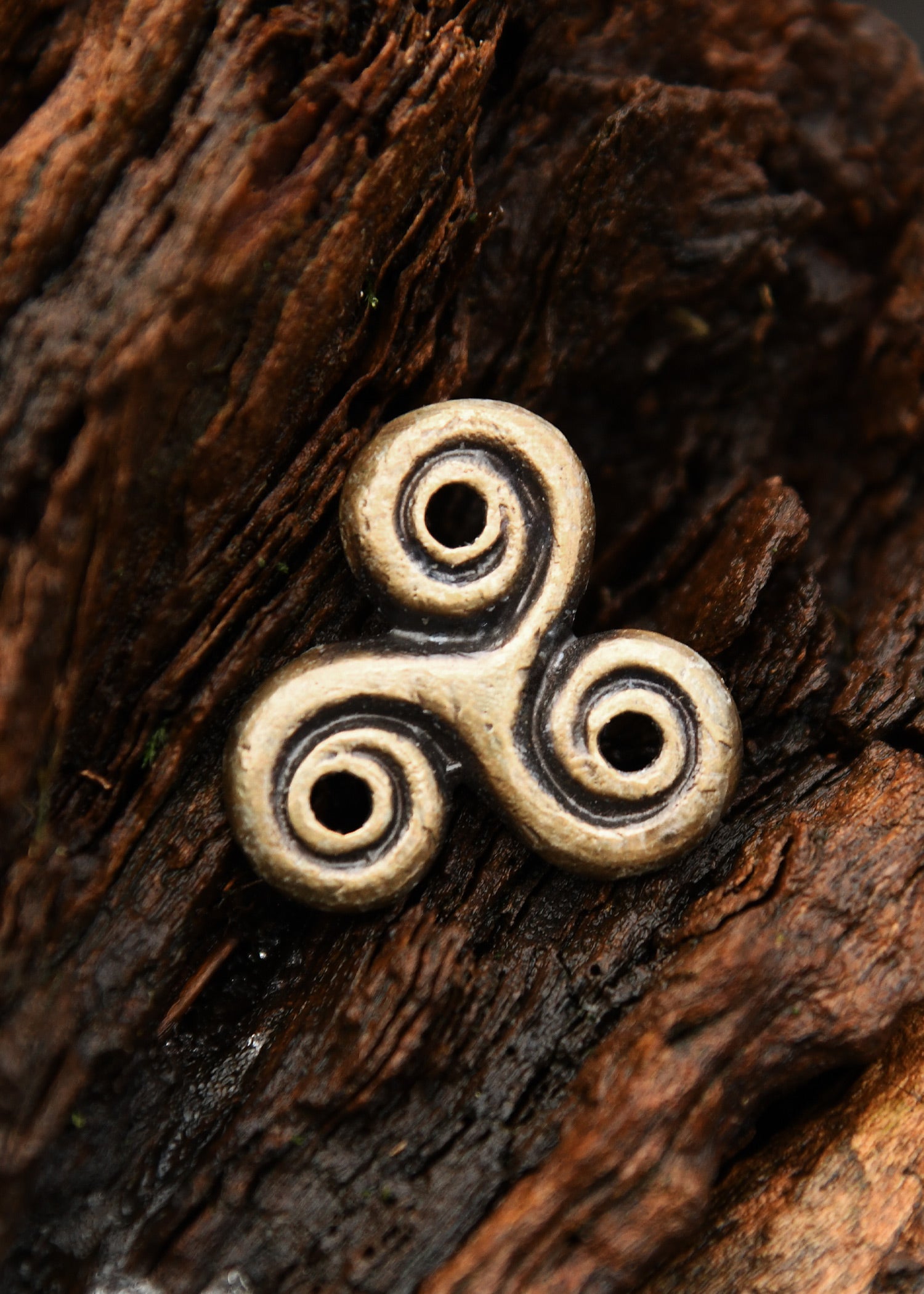 Imagen única de: Pequeños Accesorios De Triskele Celta De Latón Para Proyectos De Bricolaje (Paquete De 6)