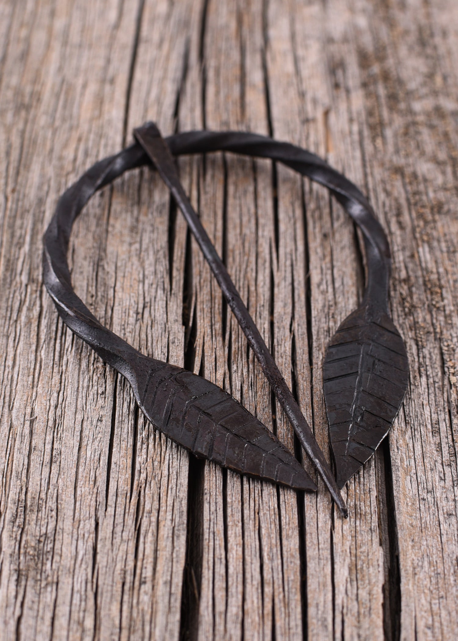 Imagen única de: Broche De Anillo Con Hojas, Forjado A Mano.