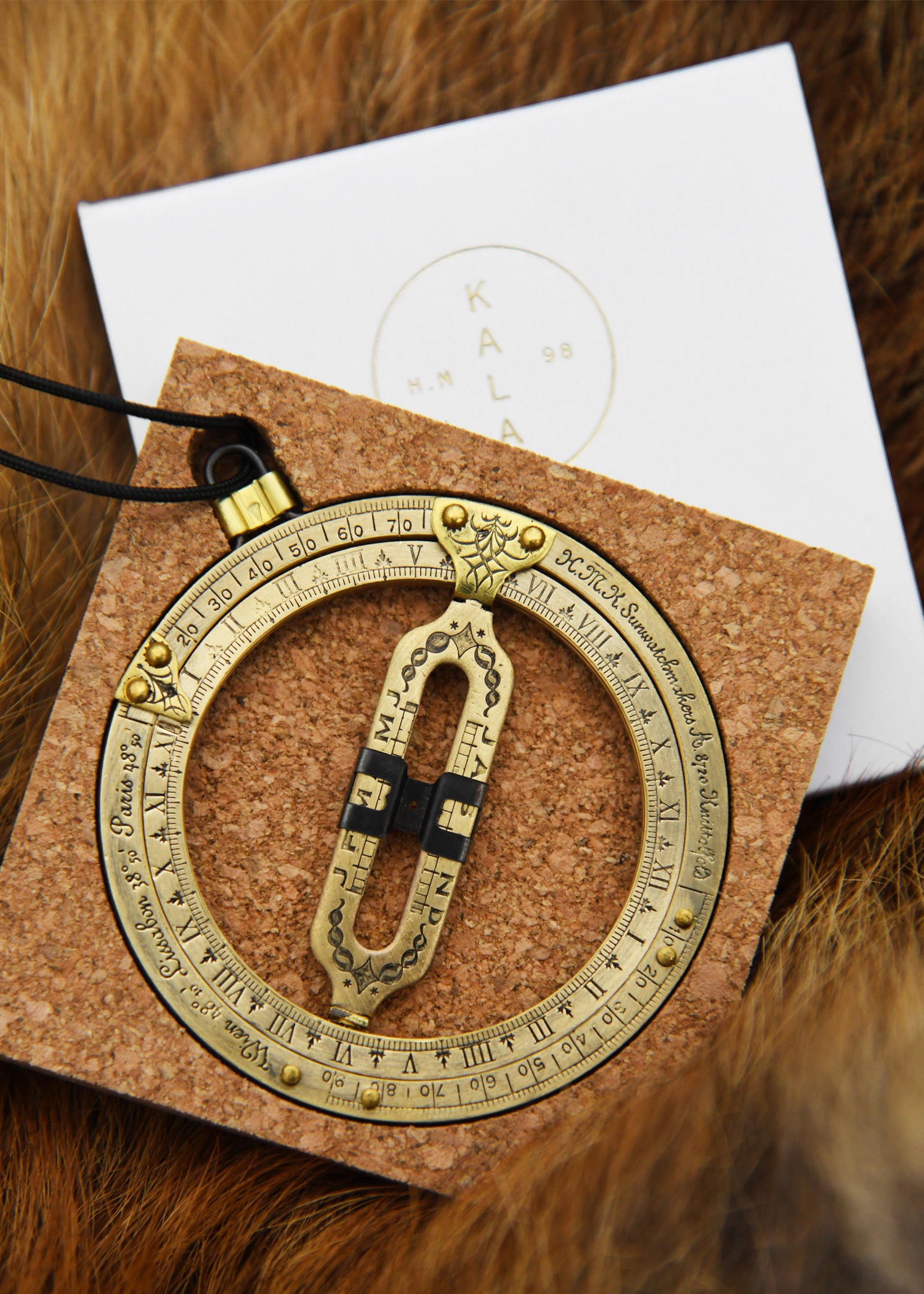 Imagen única de: Reloj De Sol Con Anilla Portátil Y Brújula Solar De Latón.