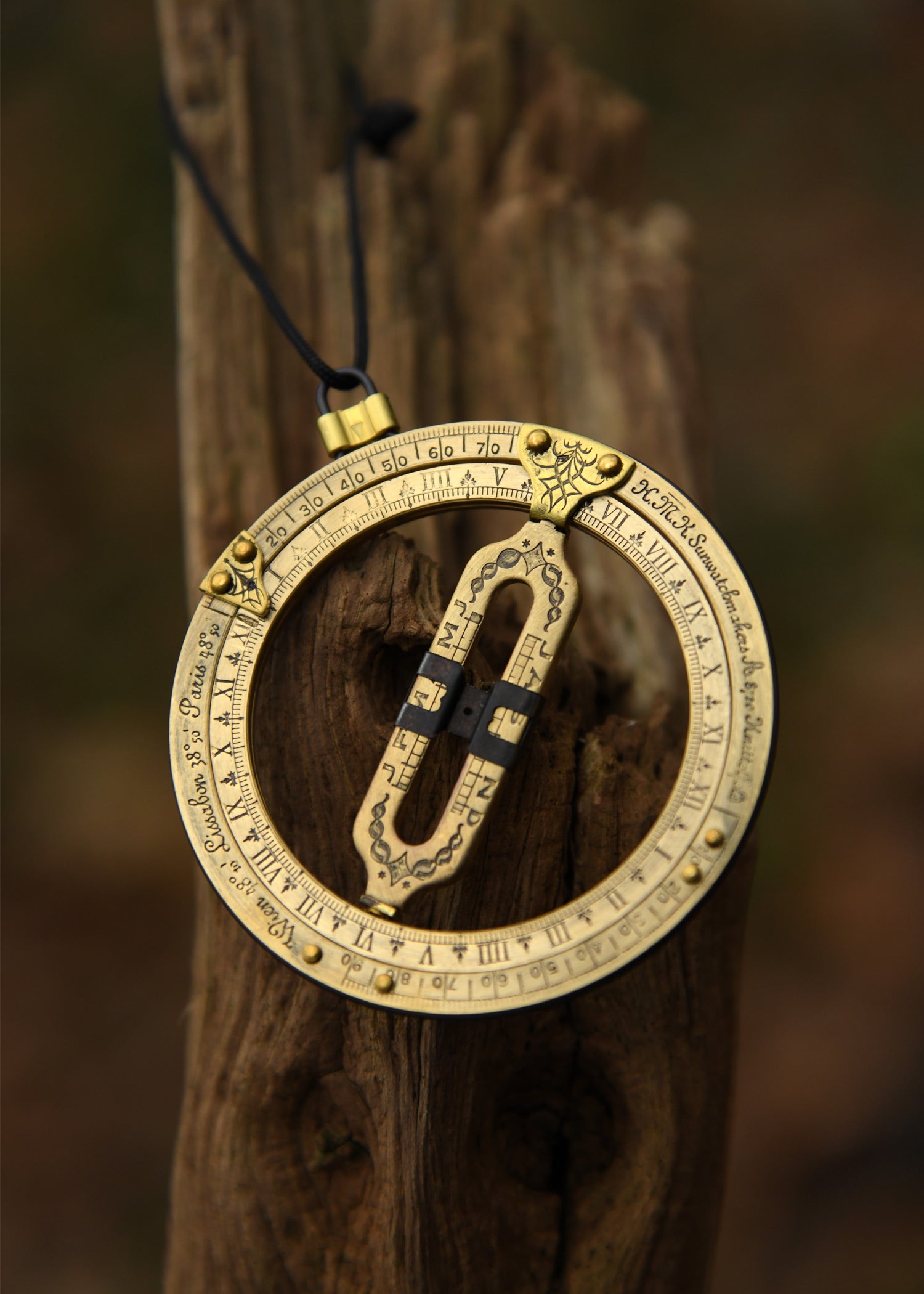 Imagen única de: Reloj De Sol Con Anilla Portátil Y Brújula Solar De Latón.