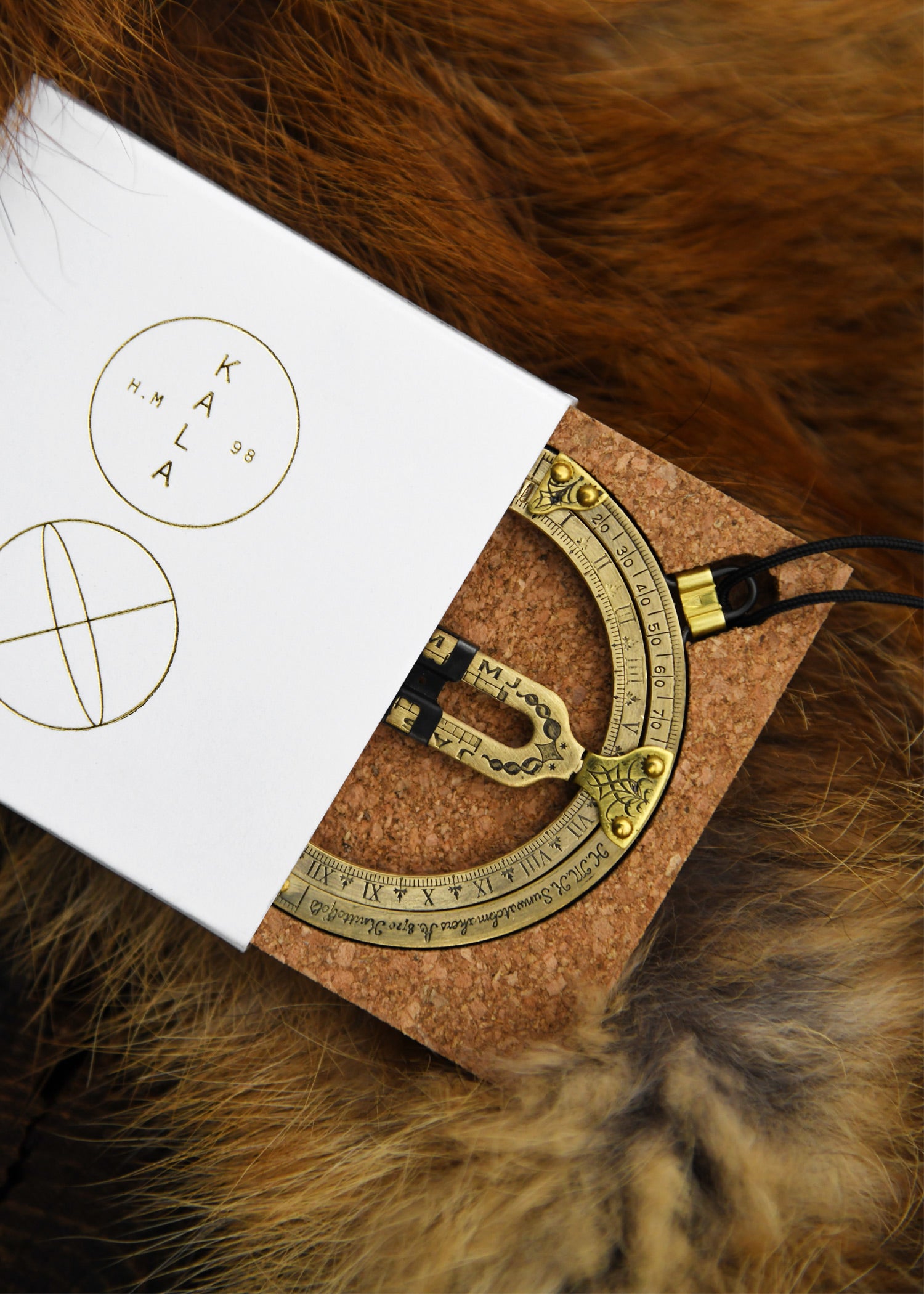 Imagen única de: Reloj De Sol Con Anilla Portátil Y Brújula Solar De Latón.