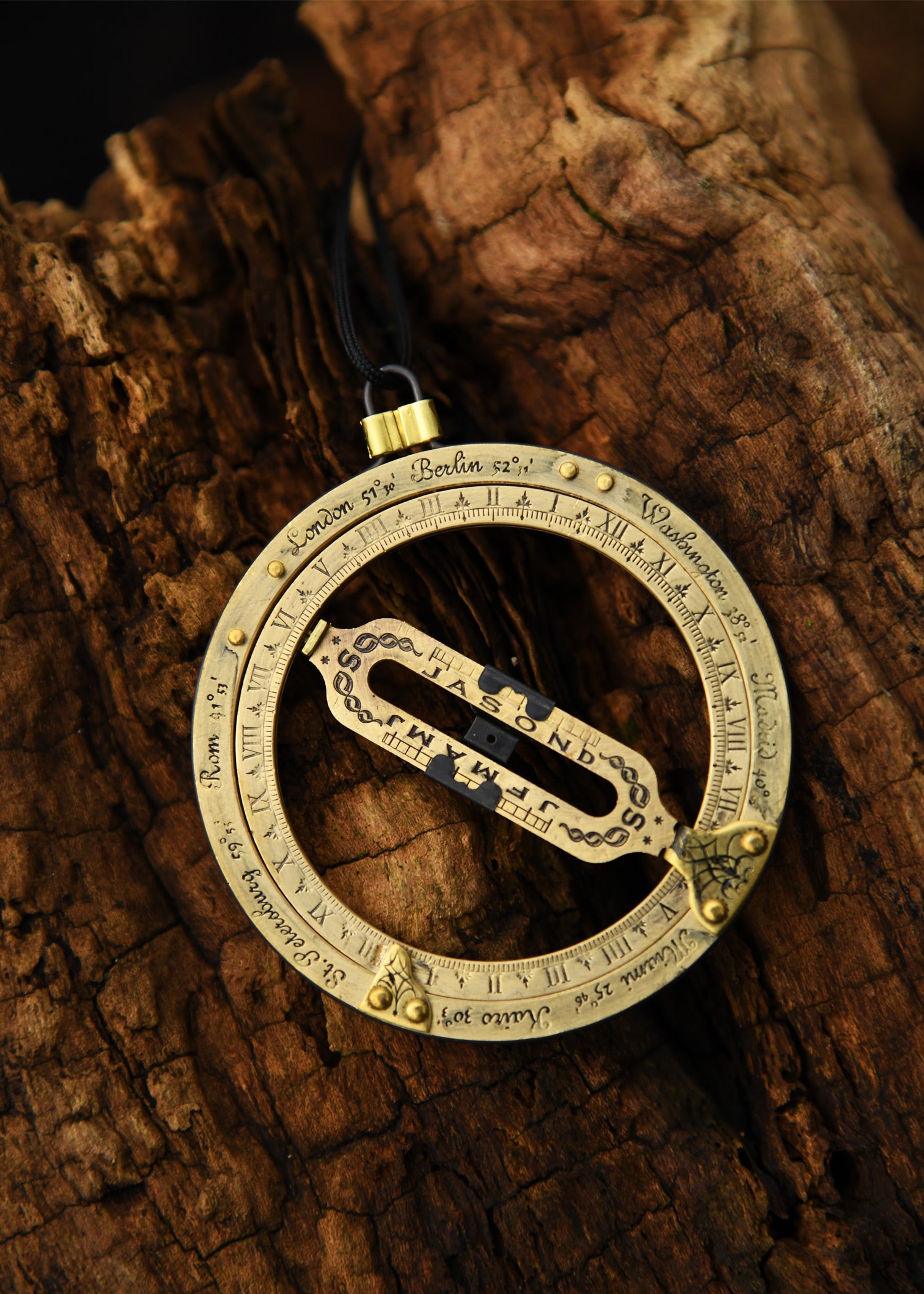 Imagen única de: Reloj De Sol Con Anilla Portátil Y Brújula Solar De Latón.