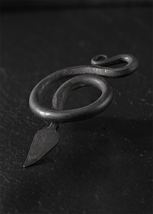 Imagen única de: Colgante De Serpiente Fabricado En Acero, Forjado A Mano.