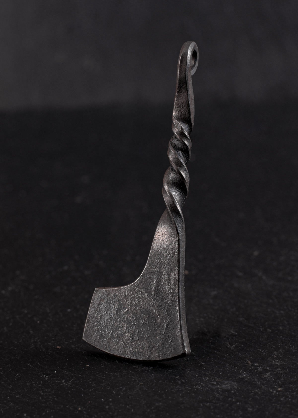 Imagen única de: Colgante Hacha, Acero Forjado