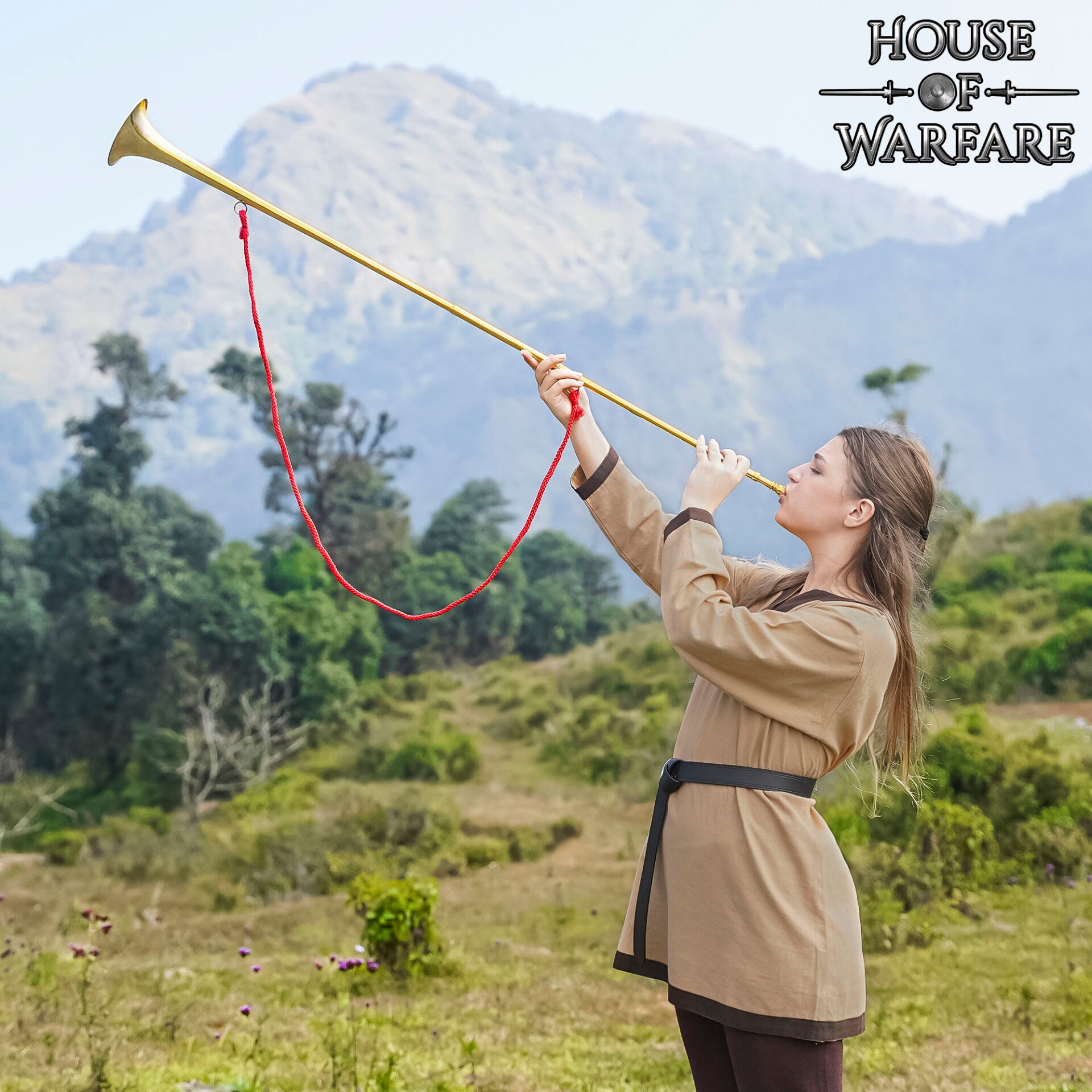 Imagen única de: Trompeta Heráldica Medieval de Latón - Corneta Pulida de 50 Pulgadas con Cordón Rojo