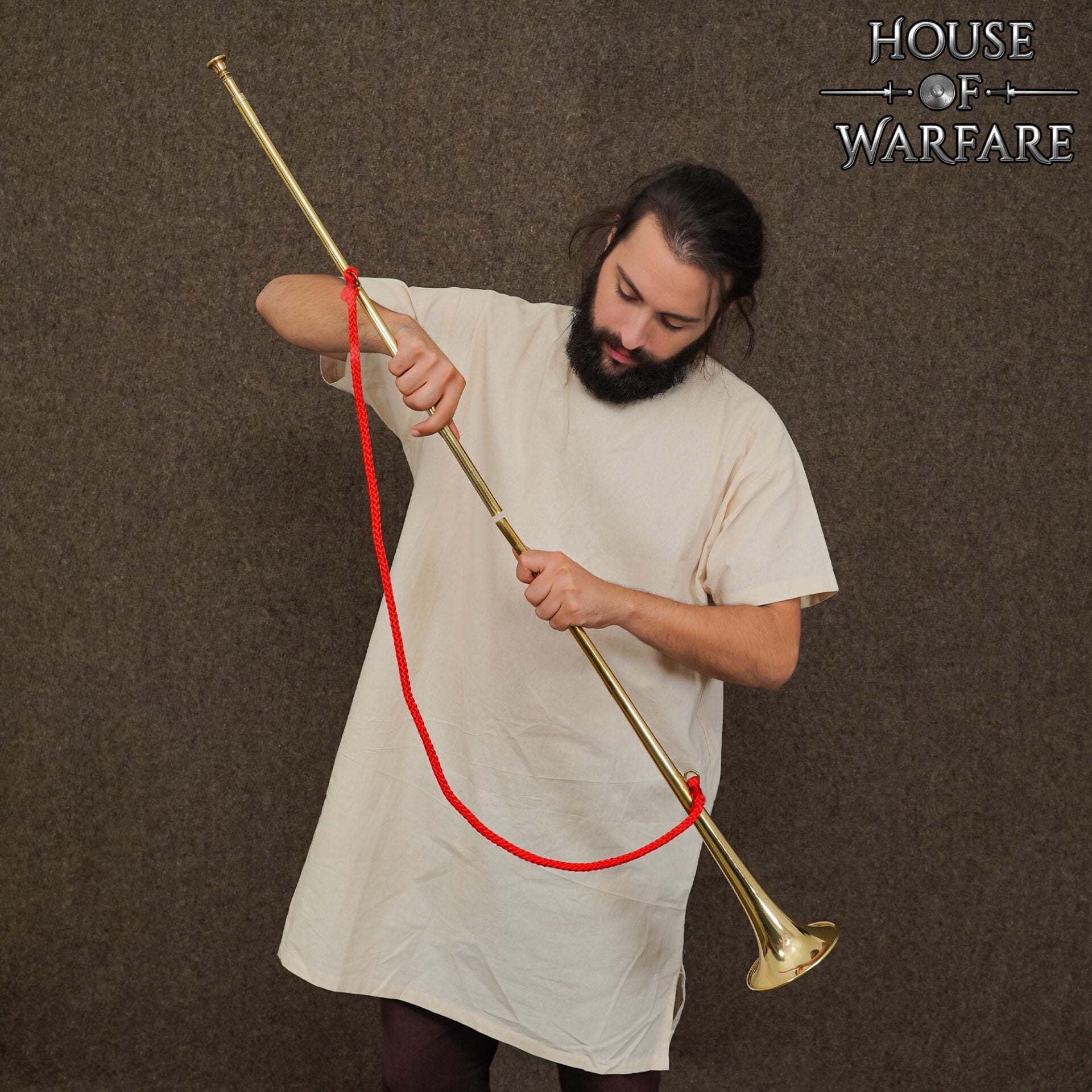 Imagen única de: Trompeta Heráldica Medieval de Latón - Corneta Pulida de 50 Pulgadas con Cordón Rojo