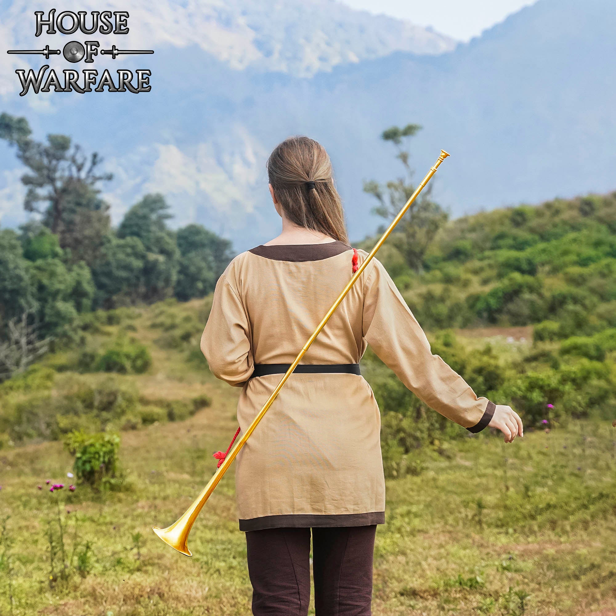 Imagen única de: Trompeta Heráldica Medieval de Latón - Corneta Pulida de 50 Pulgadas con Cordón Rojo