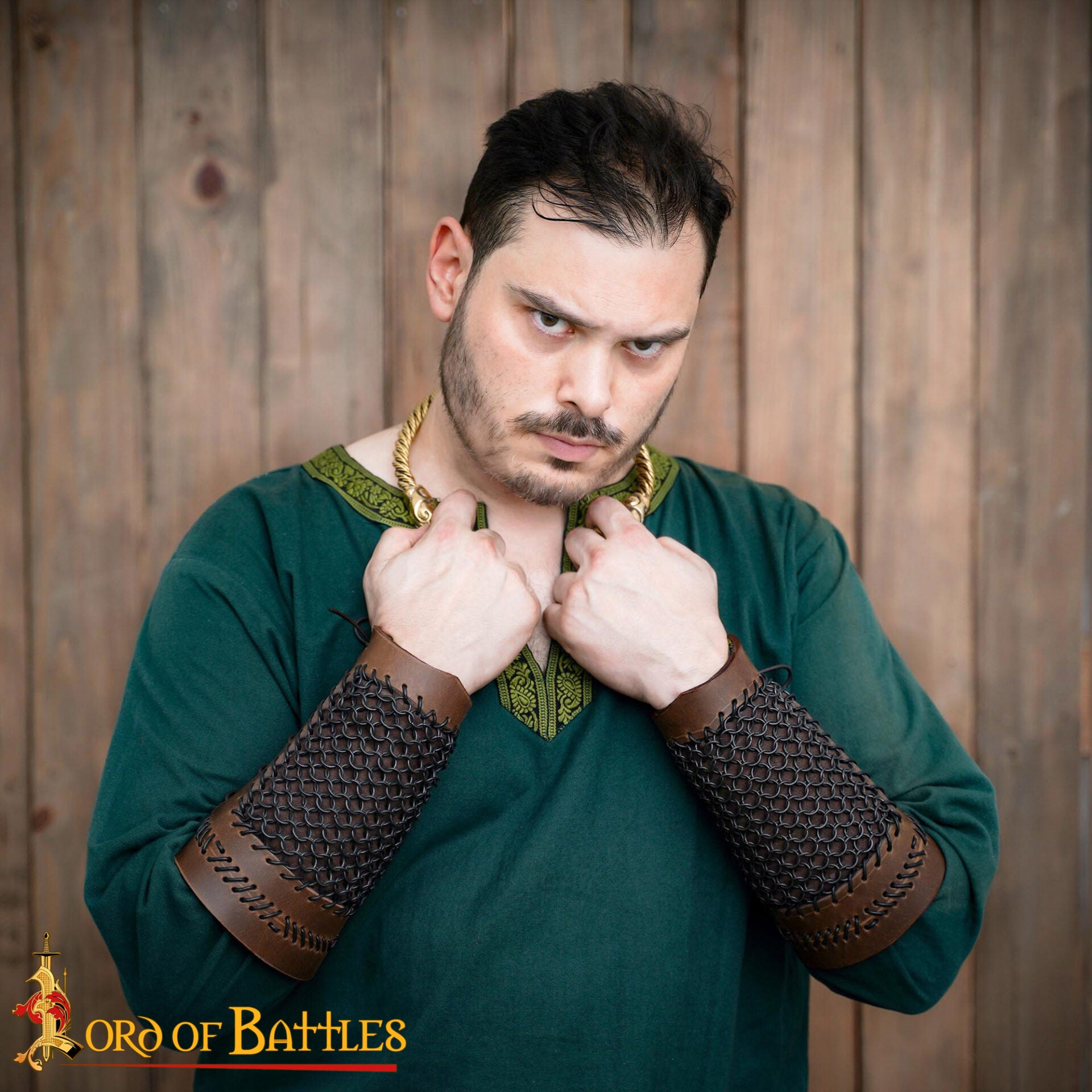 Imagen única de: Brazales de Cuero Marrón y Cota de Malla - Guardabrazos Artesanales - Par de Brazaletes Protectores Medievales