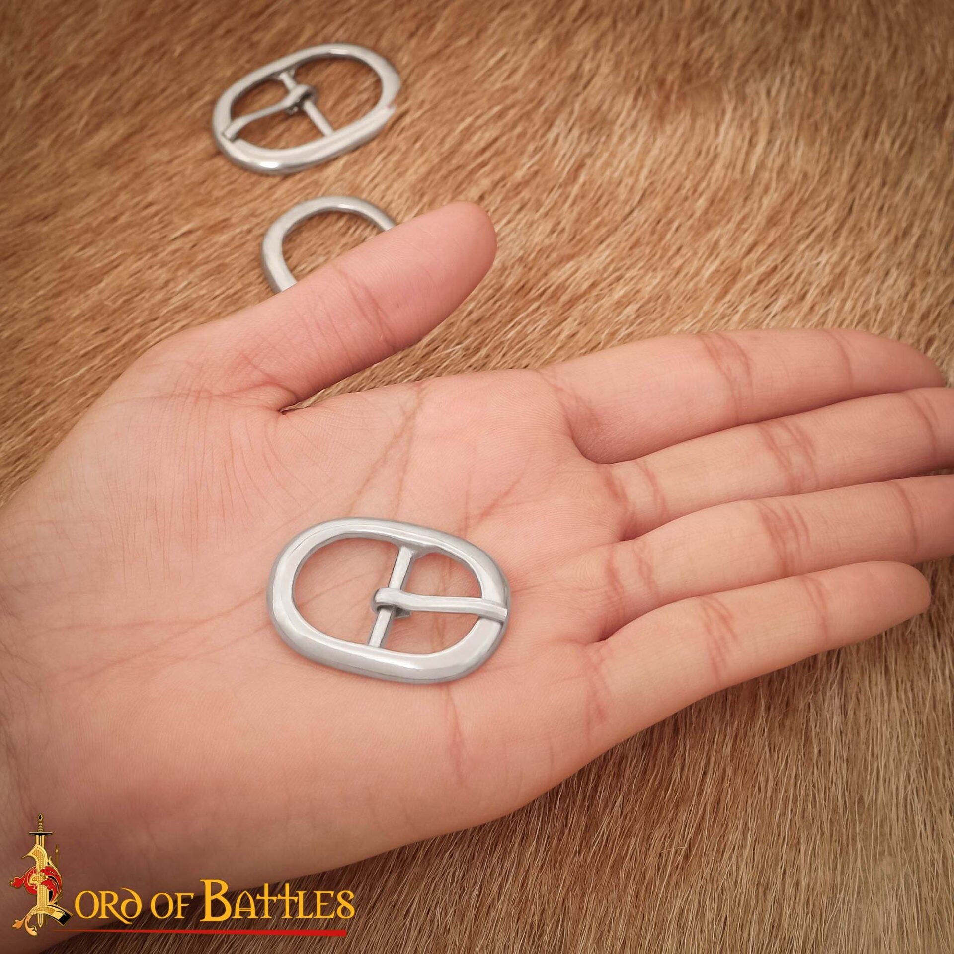 Imagen única de: Hebillas Ovaladas Niqueladas de Inspiración Medieval - Juego de 3 Hebillas de Acero Acabadas a Mano