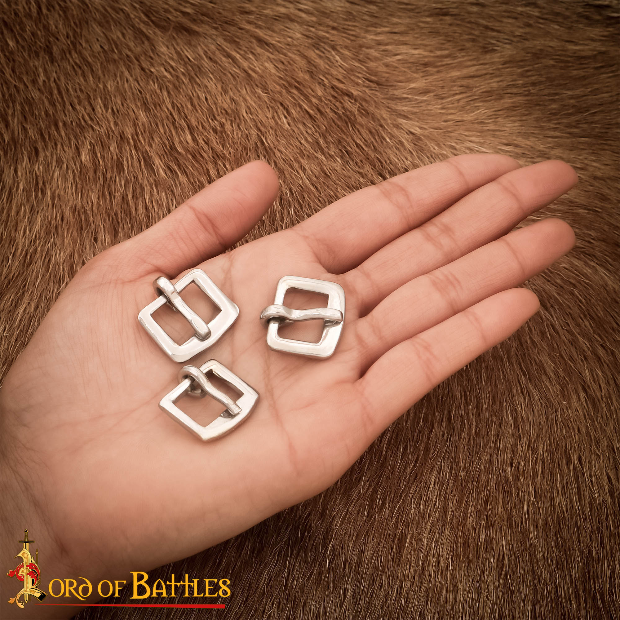 Imagen única de: Hebillas Medievales Niqueladas del Siglo Xiv - Juego de 3 Cierres de Acero para Cinturones, Armaduras y Artesanía de Cuero