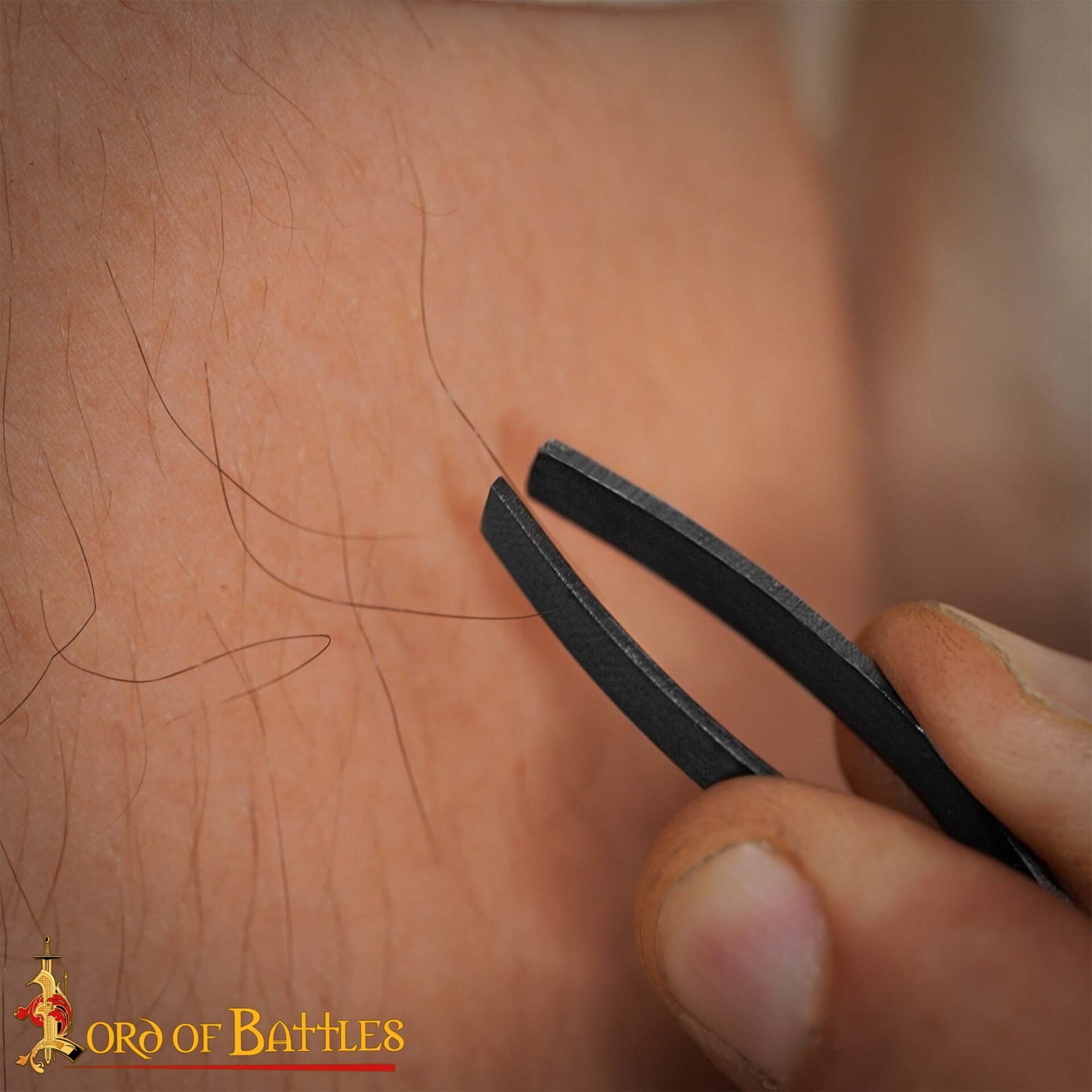 Imagen única de: Pinza Medieval de Hierro Forjada a Mano - Herramienta Tradicional de Aseo con Mango Retorcido