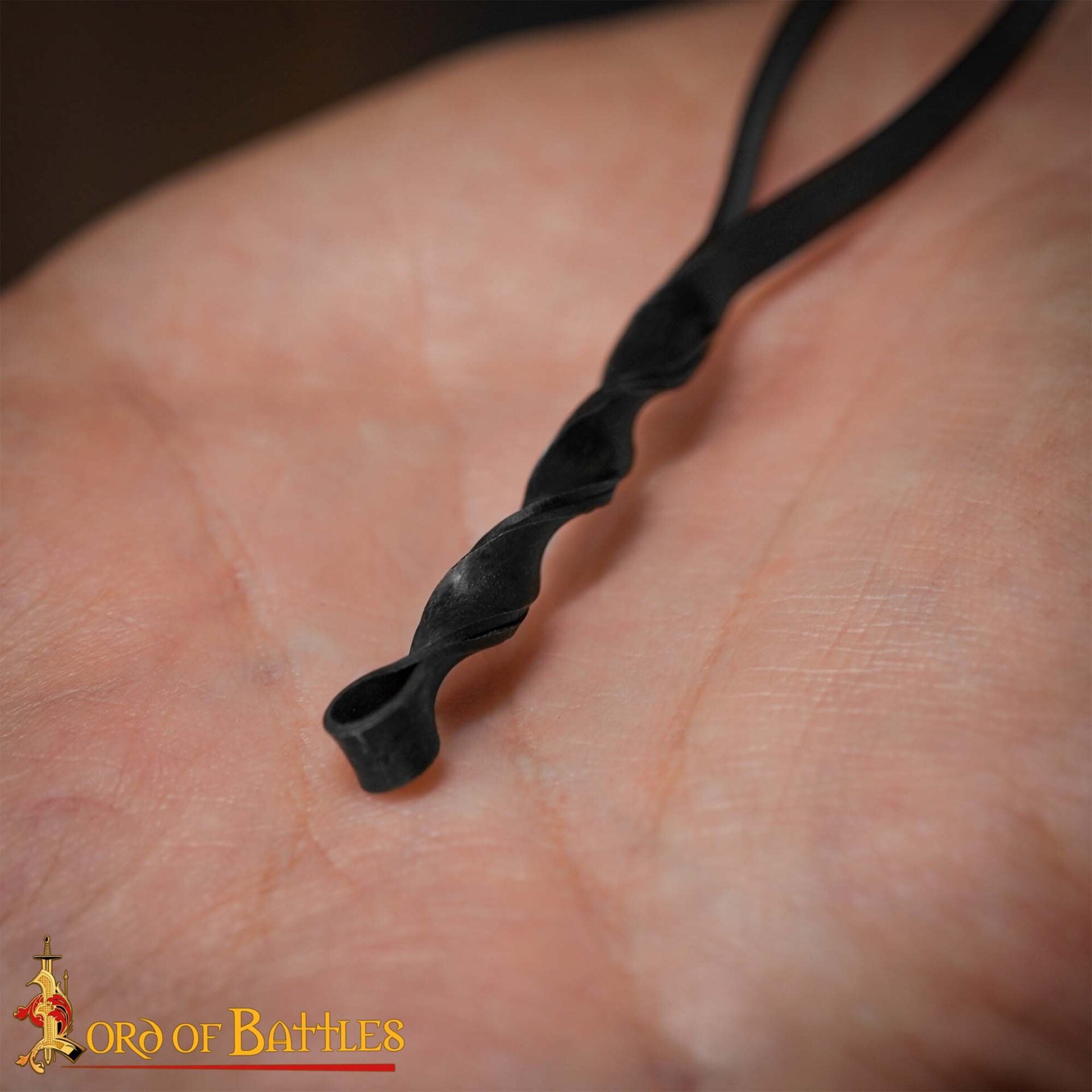 Imagen única de: Pinza Medieval de Hierro Forjada a Mano - Herramienta Tradicional de Aseo con Mango Retorcido