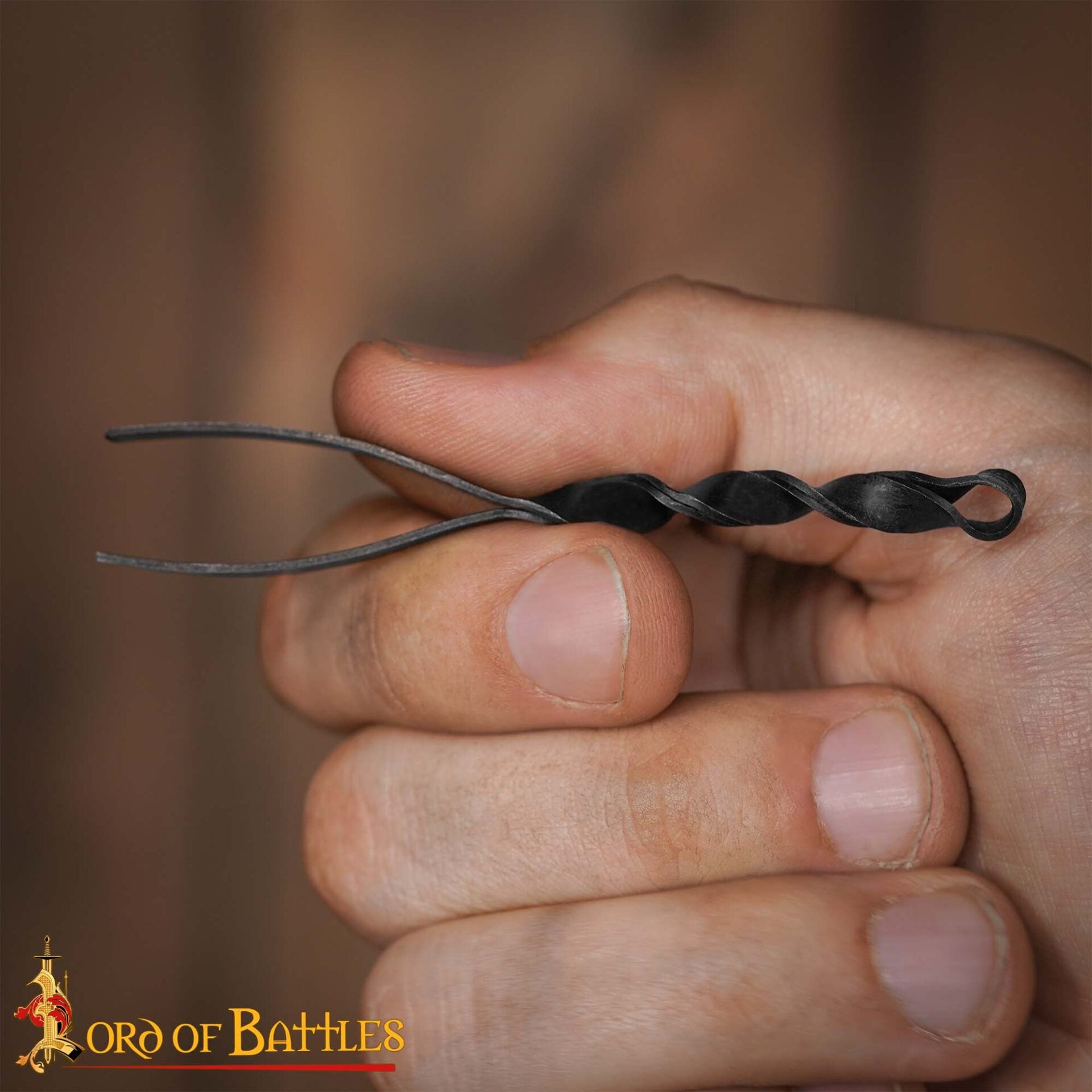 Imagen única de: Pinza Medieval de Hierro Forjada a Mano - Herramienta Tradicional de Aseo con Mango Retorcido