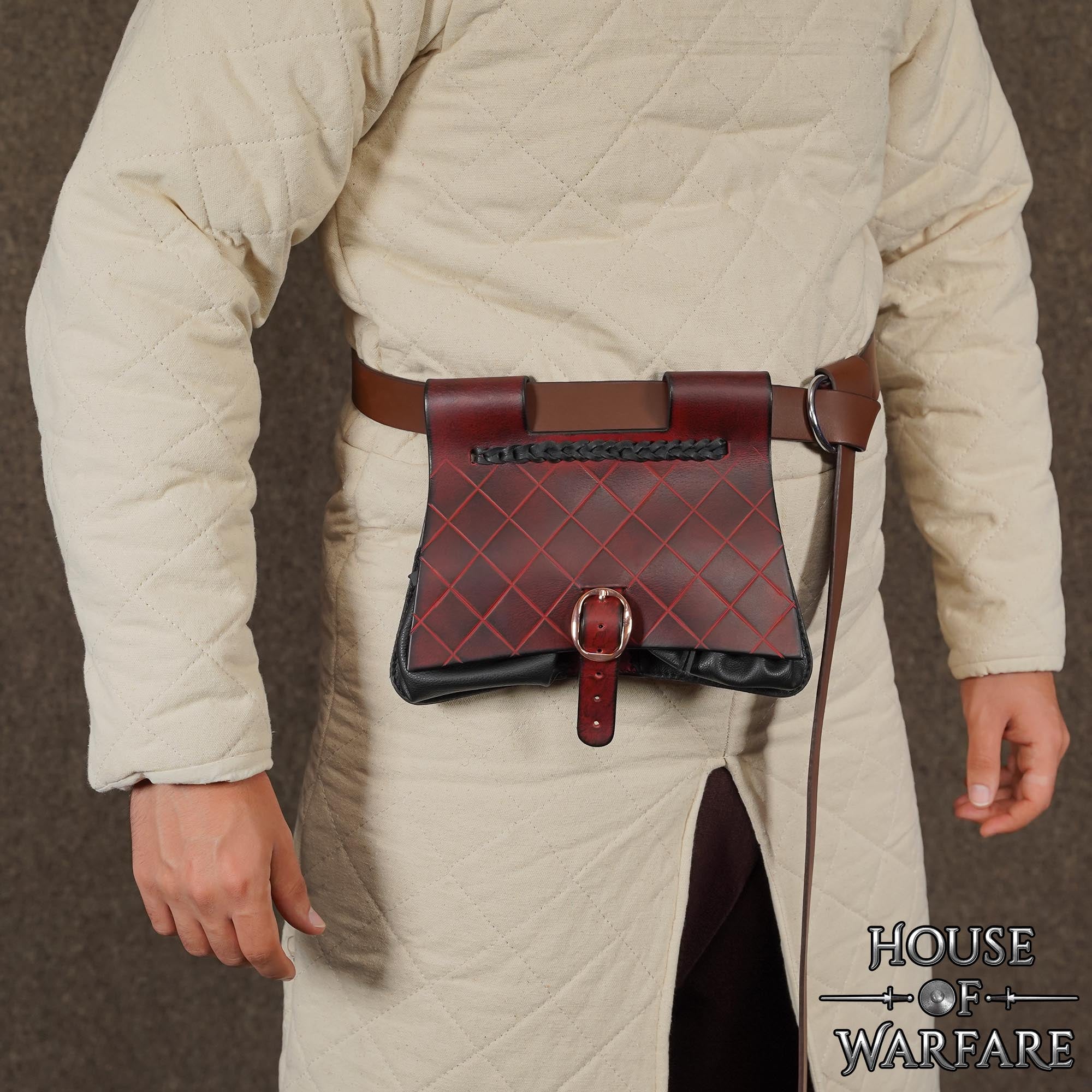 Imagen única de: Riñonera Medieval de Cuero - Bolsa Negra y Granate Hecha a Mano con Múltiples Compartimentos Interiores