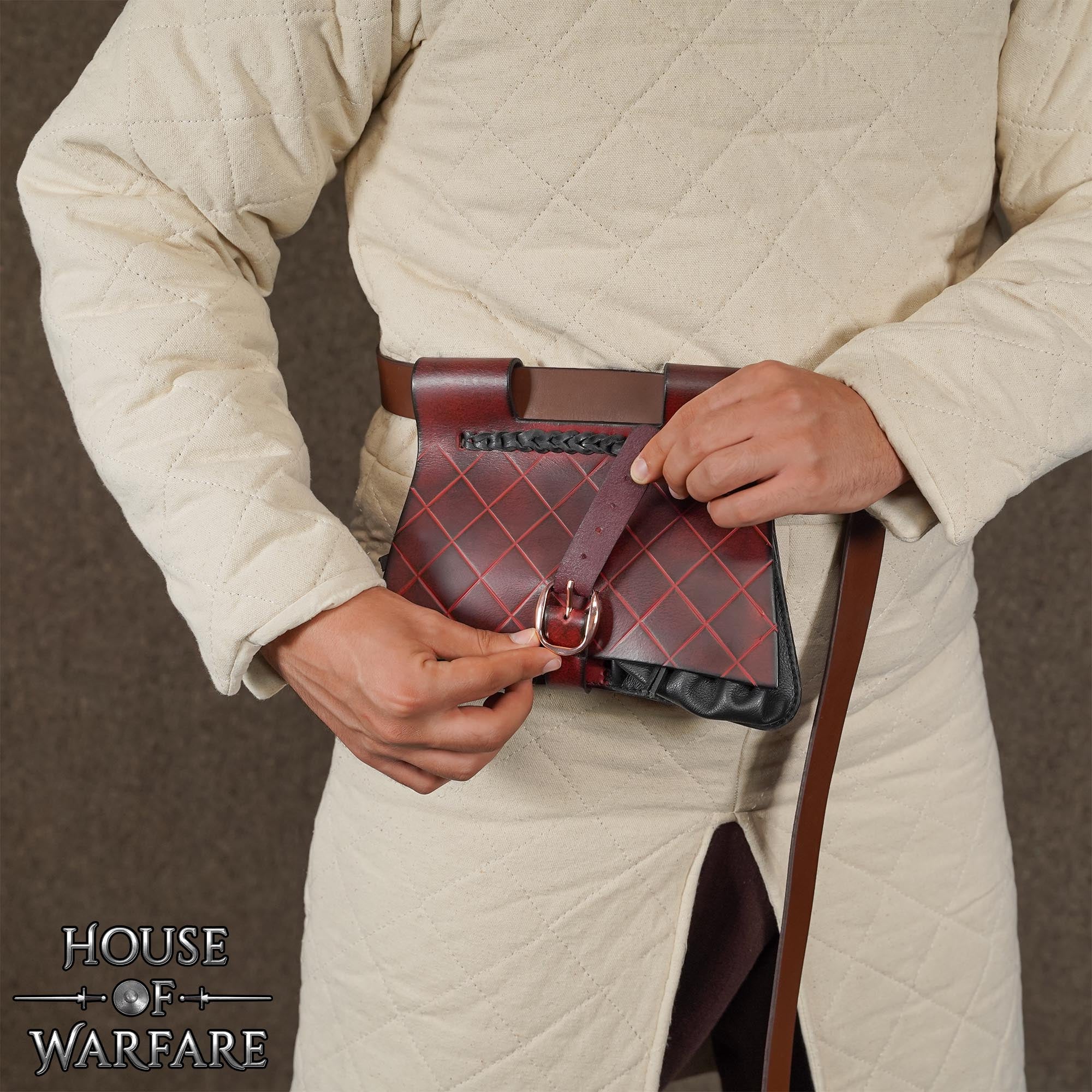 Imagen única de: Riñonera Medieval de Cuero - Bolsa Negra y Granate Hecha a Mano con Múltiples Compartimentos Interiores