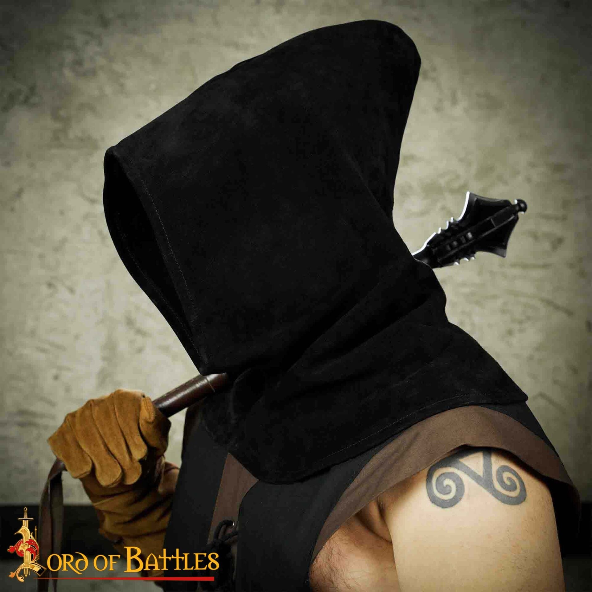 Imagen única de: Capucha de Piel de Ante Negra con Cuello Ancho - Estilo Medieval Artesanal