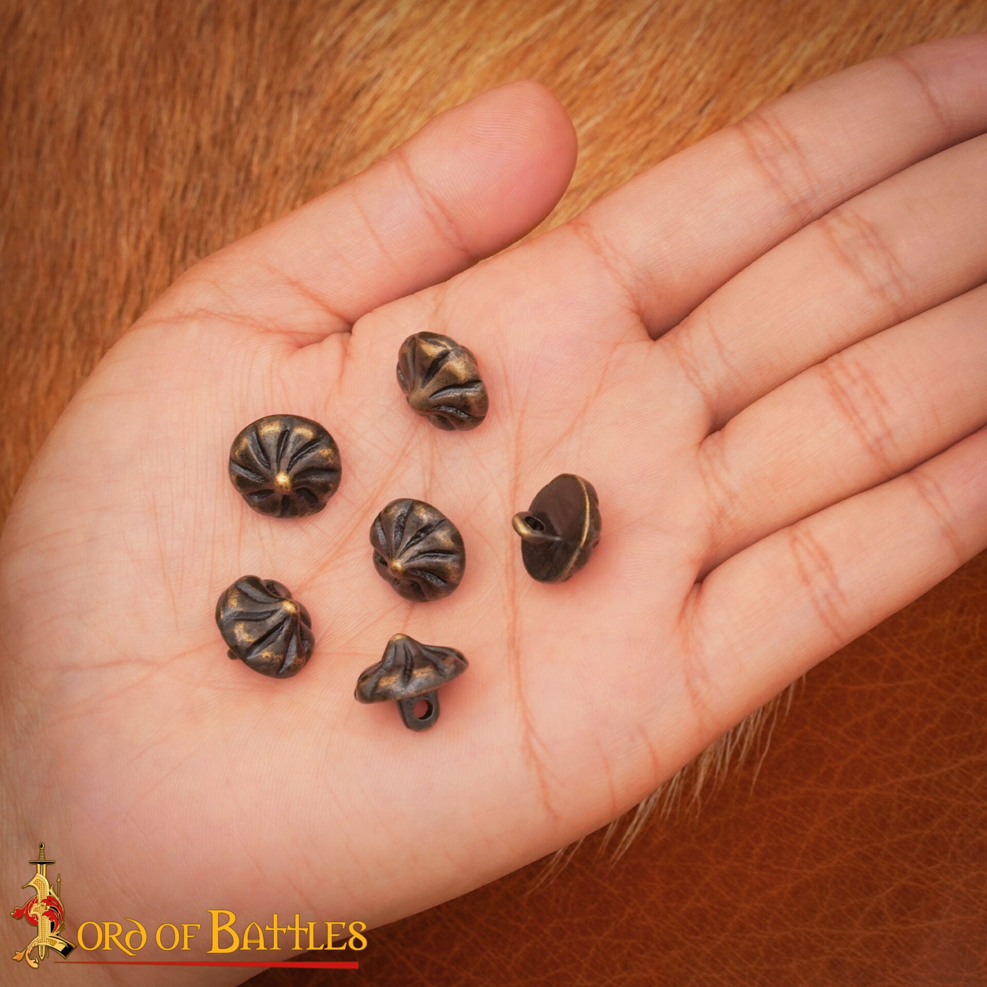 Imagen única de: Botones Cónicos de Latón del Siglo Xv - Juego de 6 Cierres Históricos para Prendas de Vestir