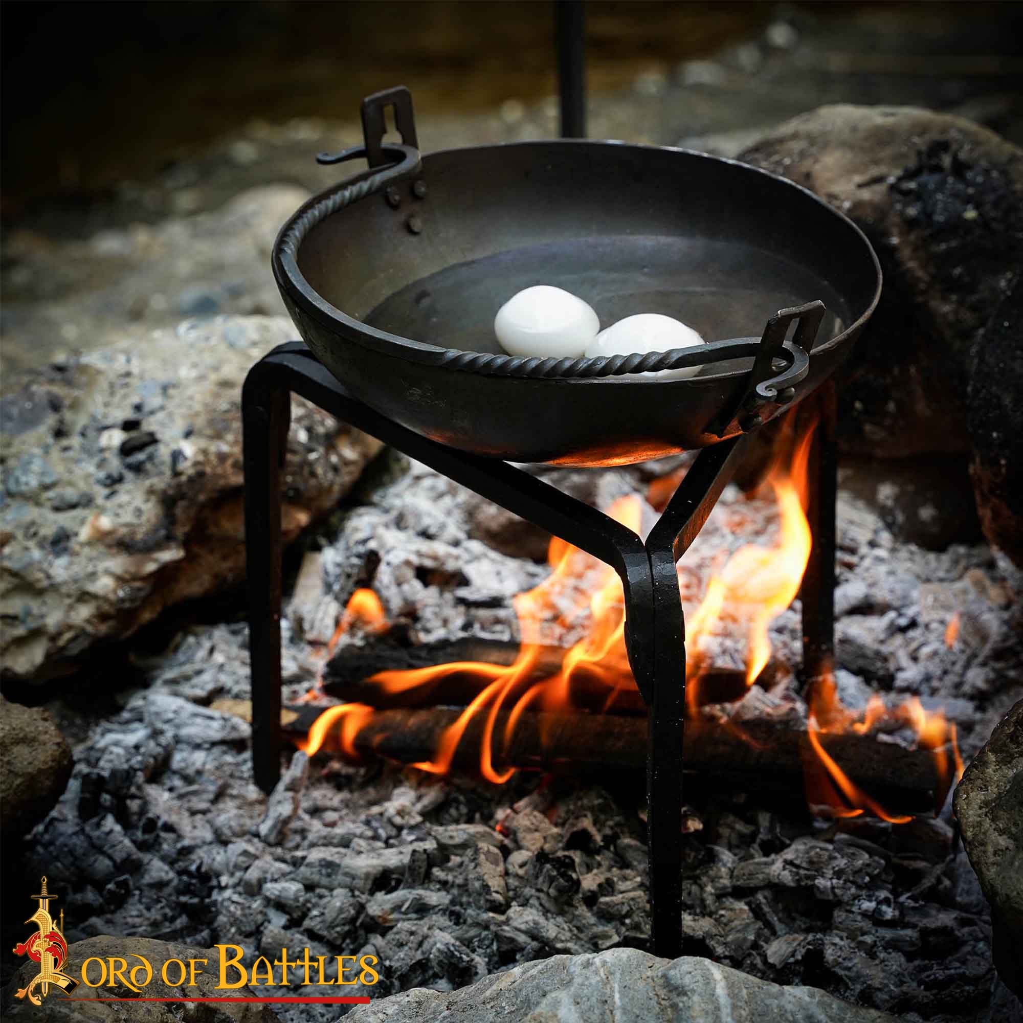 Imagen única de: Trípode de Hierro Forjado a Mano - 9 Pulgadas Acabado Negro - Soporte Medieval para Olla de Campamento