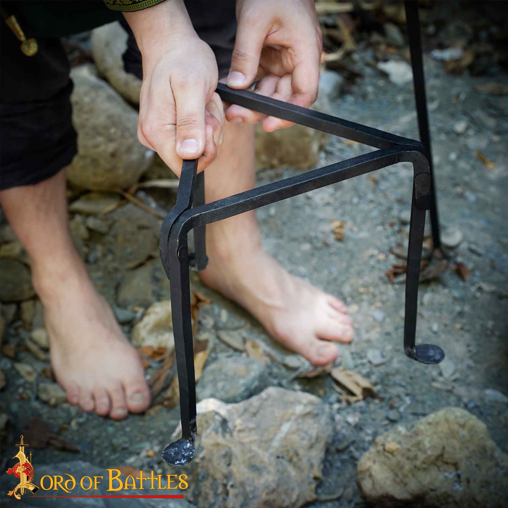 Imagen única de: Trípode de Hierro Forjado a Mano - 9 Pulgadas Acabado Negro - Soporte Medieval para Olla de Campamento