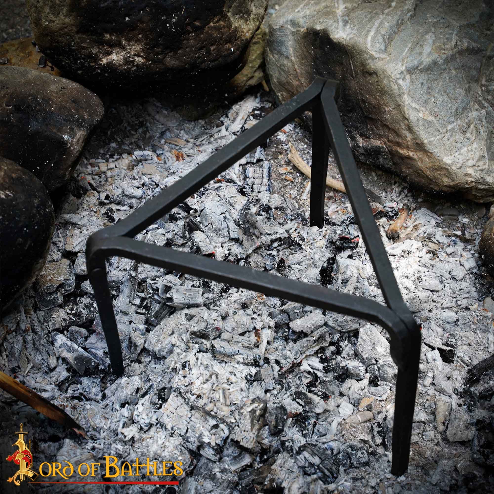 Imagen única de: Trípode de Hierro Forjado a Mano - 9 Pulgadas Acabado Negro - Soporte Medieval para Olla de Campamento