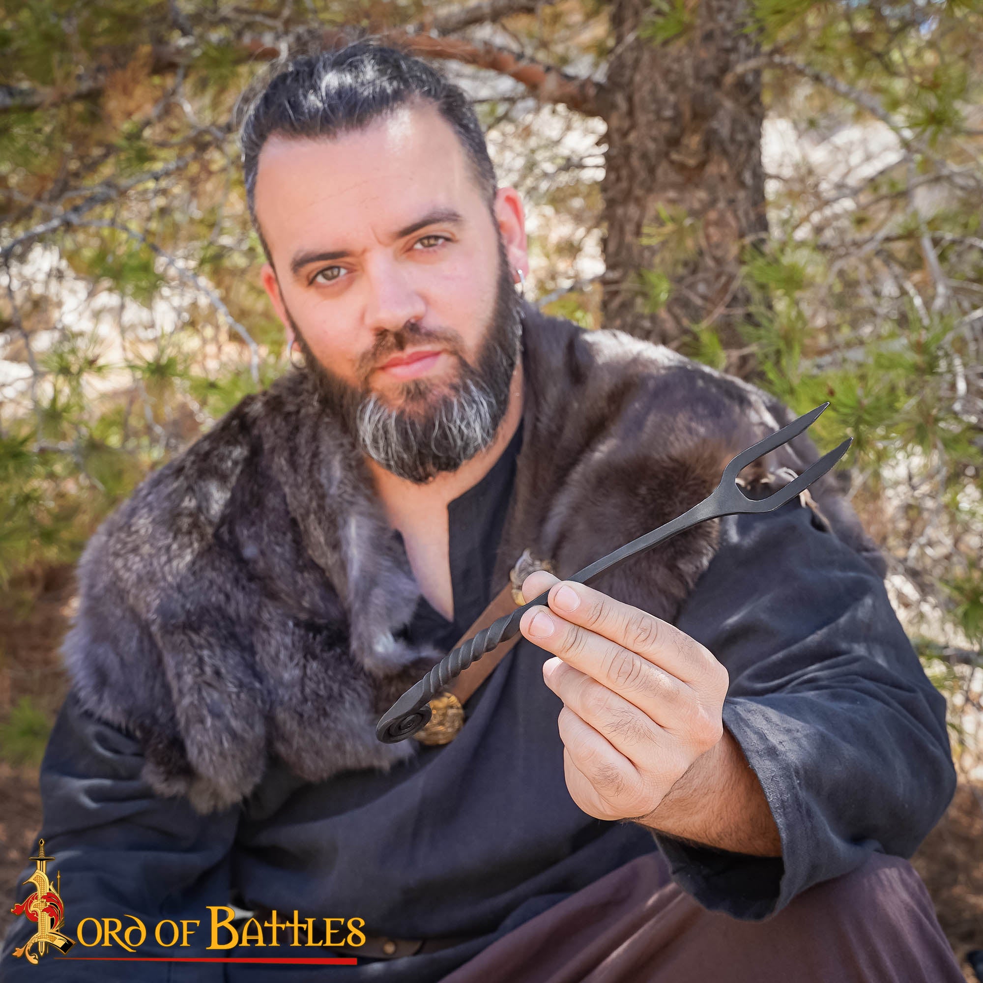 Imagen única de: Viking Tenedor de Hierro Forjado a Mano para Ollas - Mango Retorcido Herramienta para Cocinar y Servir a Fuego Abierto