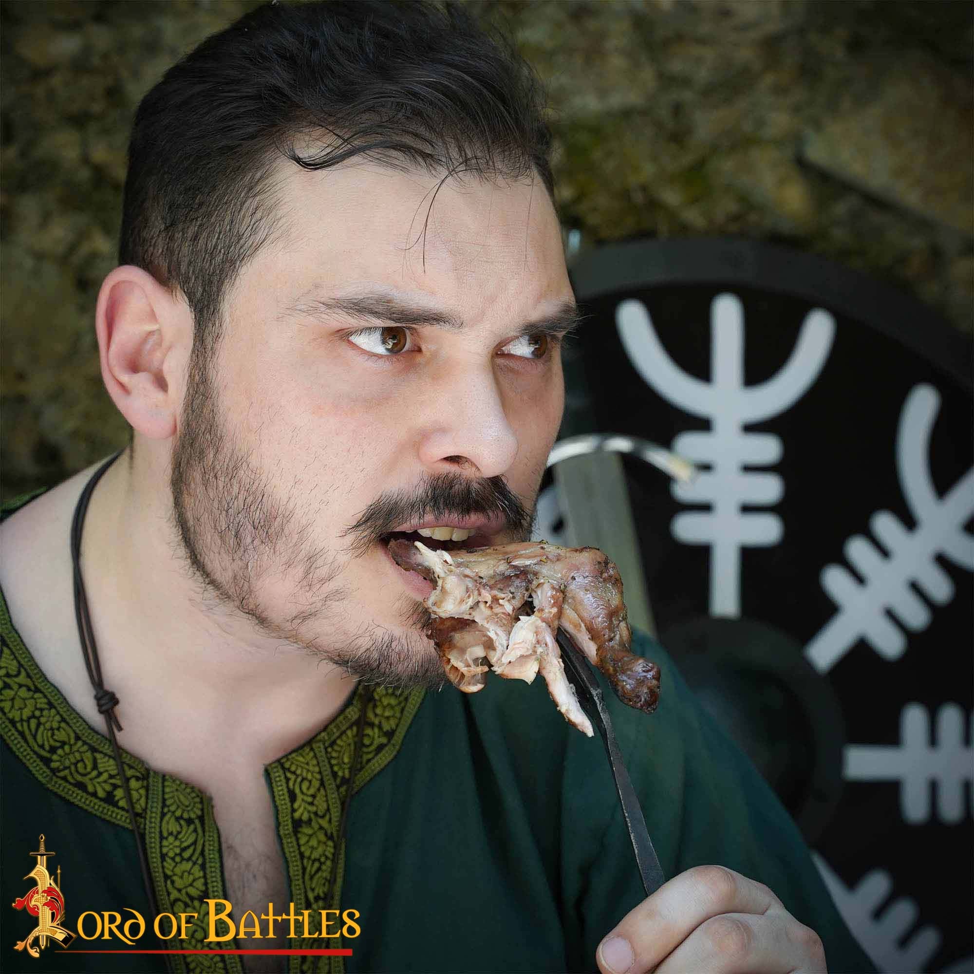 Imagen única de: Viking Tenedor de Hierro Forjado a Mano para Ollas - Mango Retorcido Herramienta para Cocinar y Servir a Fuego Abierto